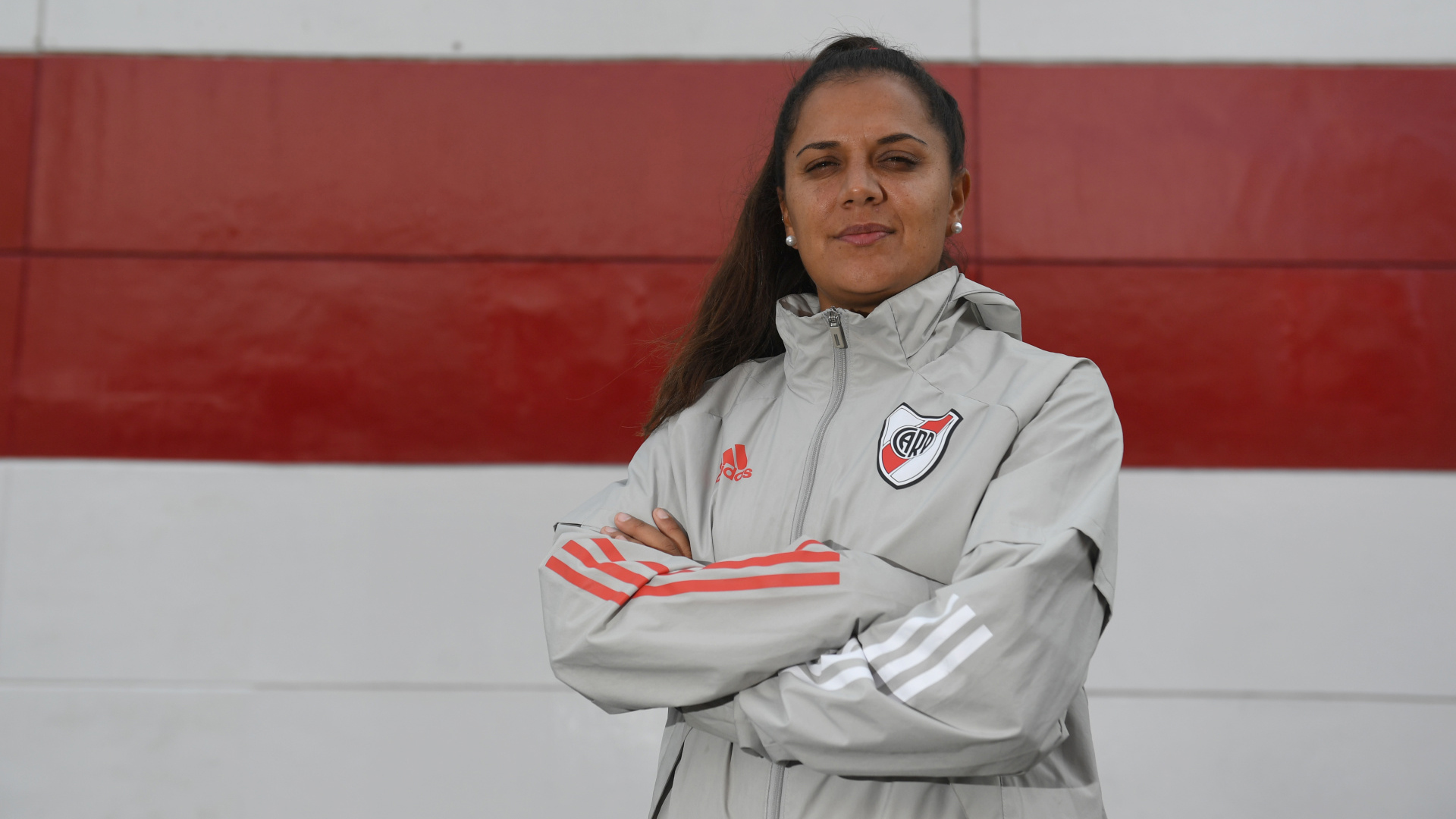 Daniela Díaz fue jugadora, preparadora física, ayudante de campo y árbitra antes de tomar las riendas de River Plate (Maximiliano Luna)