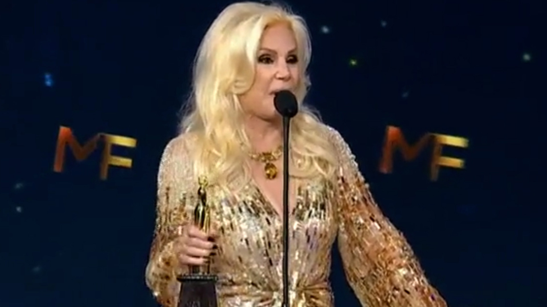 Susana Giménez al recibir el Martin Fierro de Brillantes