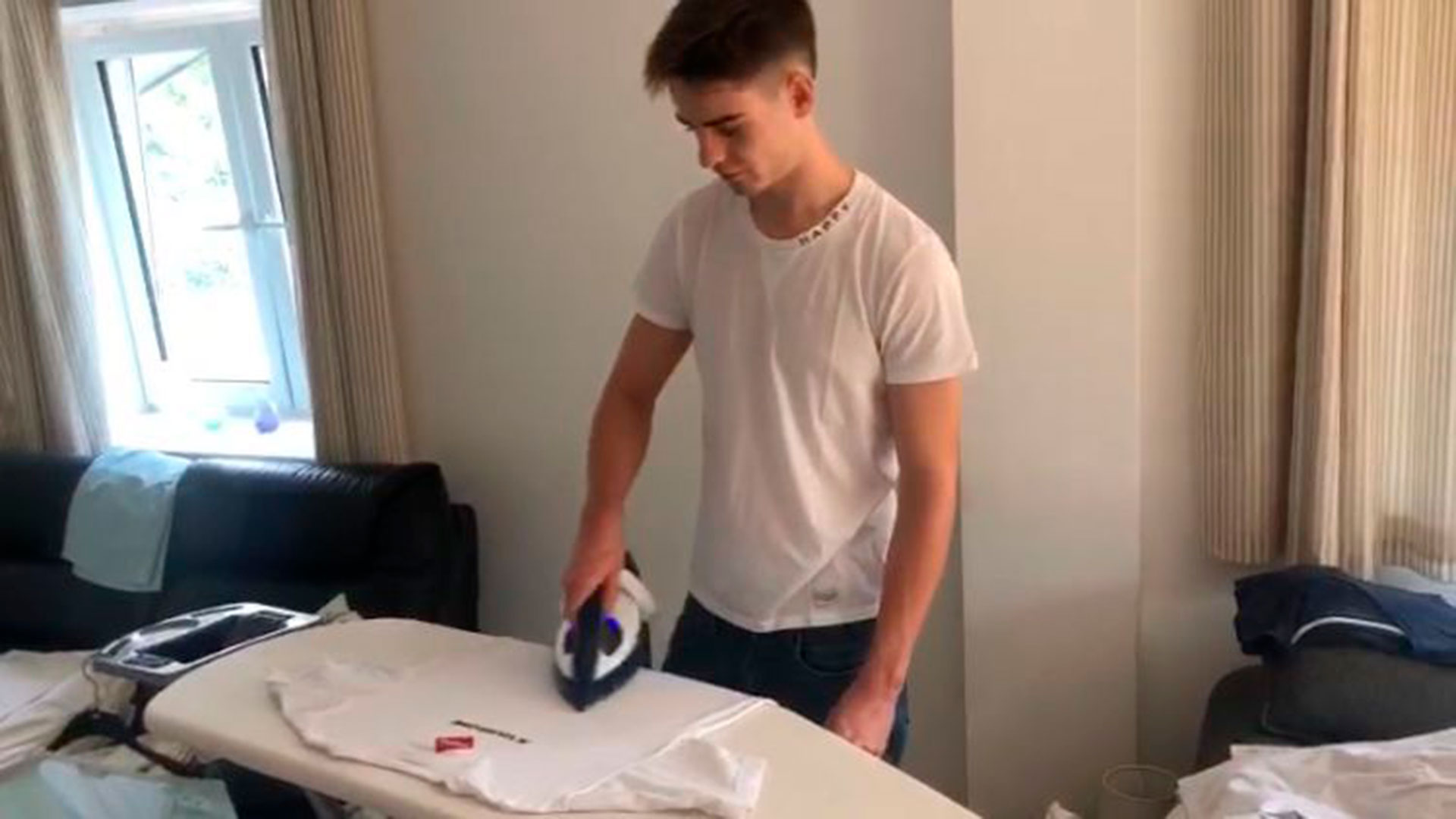 Planchando sus remeras en los quehaceres diarios (Nicolás Varrone)