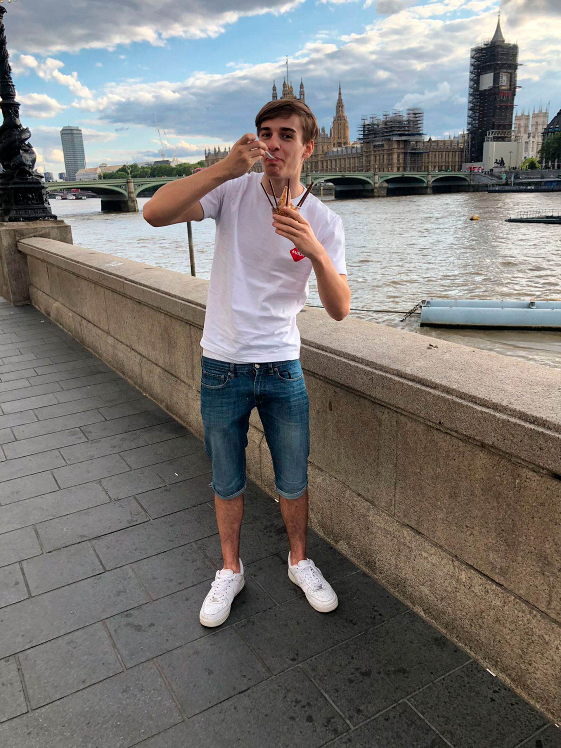 Tomando un helado en Londres. Vivió en Inglaterra en plena pandemia (Nicolás Varrone)