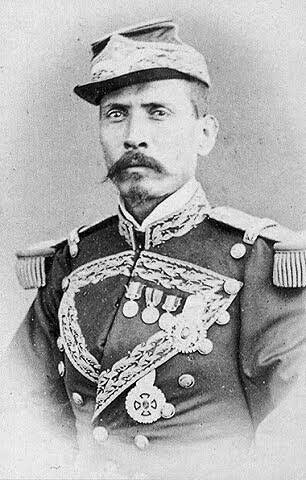 Antes de ser presidente solía vestir trajes más sencillos de color negro. Fotos: Twitter/@0skar_sa