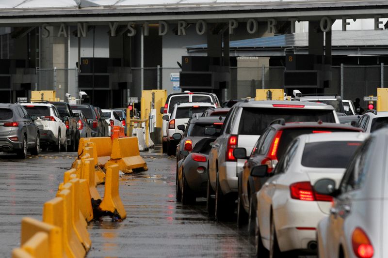 Foto de archivo. Autos hacen fila para cruzar a Estados Unidos desde la ciudad Tijuana, fronteriza con San Ysidro, luego de que el alcalde restringiera las visitas a territorio estadounidense como una medida para prevenir la propagación del coronavirus. 19 de marzo de 2020/REUTERS /Jorge Duenes