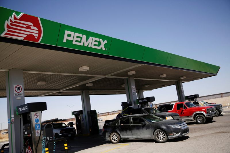 Imagen de archivo. Vehículos se ven junto a las bombas de combustible en la empresa Petróleos Mexicanos (Pemex) en una estación de servicio después de que México suspendió una semana del subsidio a la gasolina a lo largo de la frontera con Estados Unidos, en Ciudad Juárez, México. 2 de abril de 2022. REUTERS/José Luis González