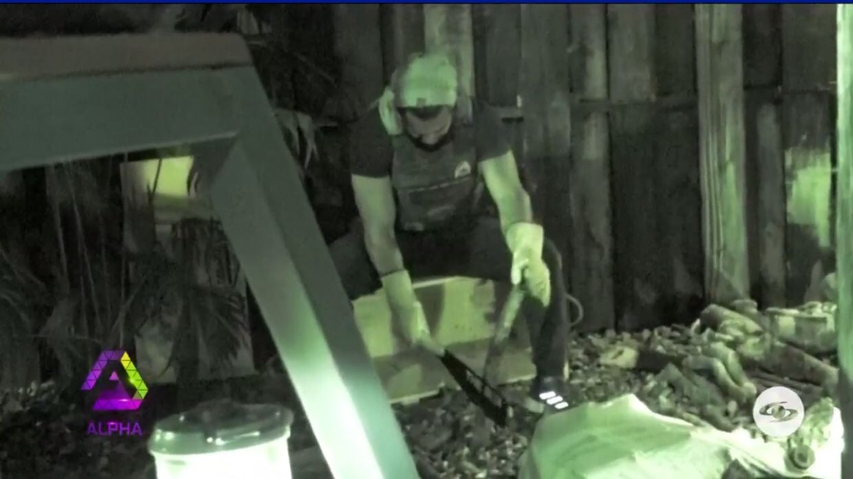 Beto, cumpliendo el castigo de Alpha mientras Tarzán durmió porque no competiría en el Desafío a Muerte. Tomada de Canal Caracol en vivo