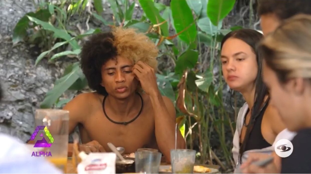 Tarzán recibió los reclamos de sus compañeros durante el desayuno después del Desafío a Muerte. Tomada de Canal Caracol en vivo