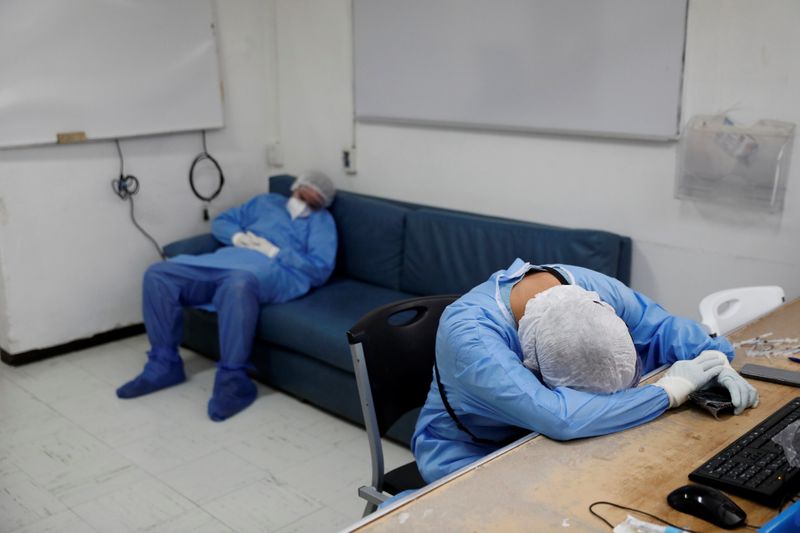 Después de años de preparación, los profesionales de la salud esperan recibir una buena paga por sus servicios (REUTERS / Carlos Jasso)