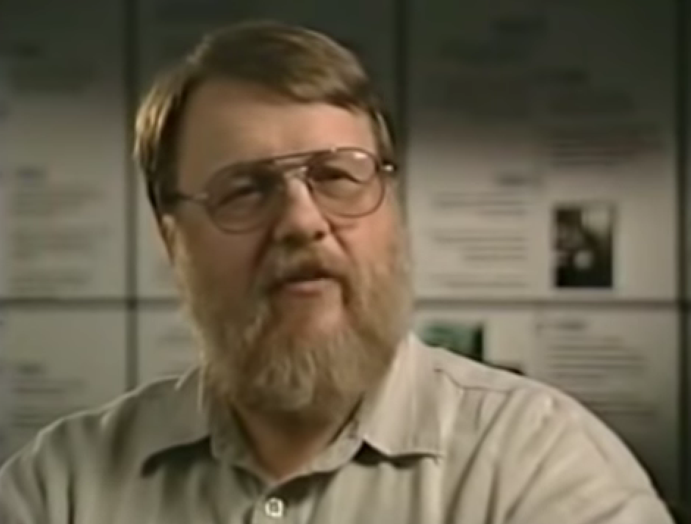 Raymond Tomlinson (Captura de pantalla de canal de YouTube Technogeiser)