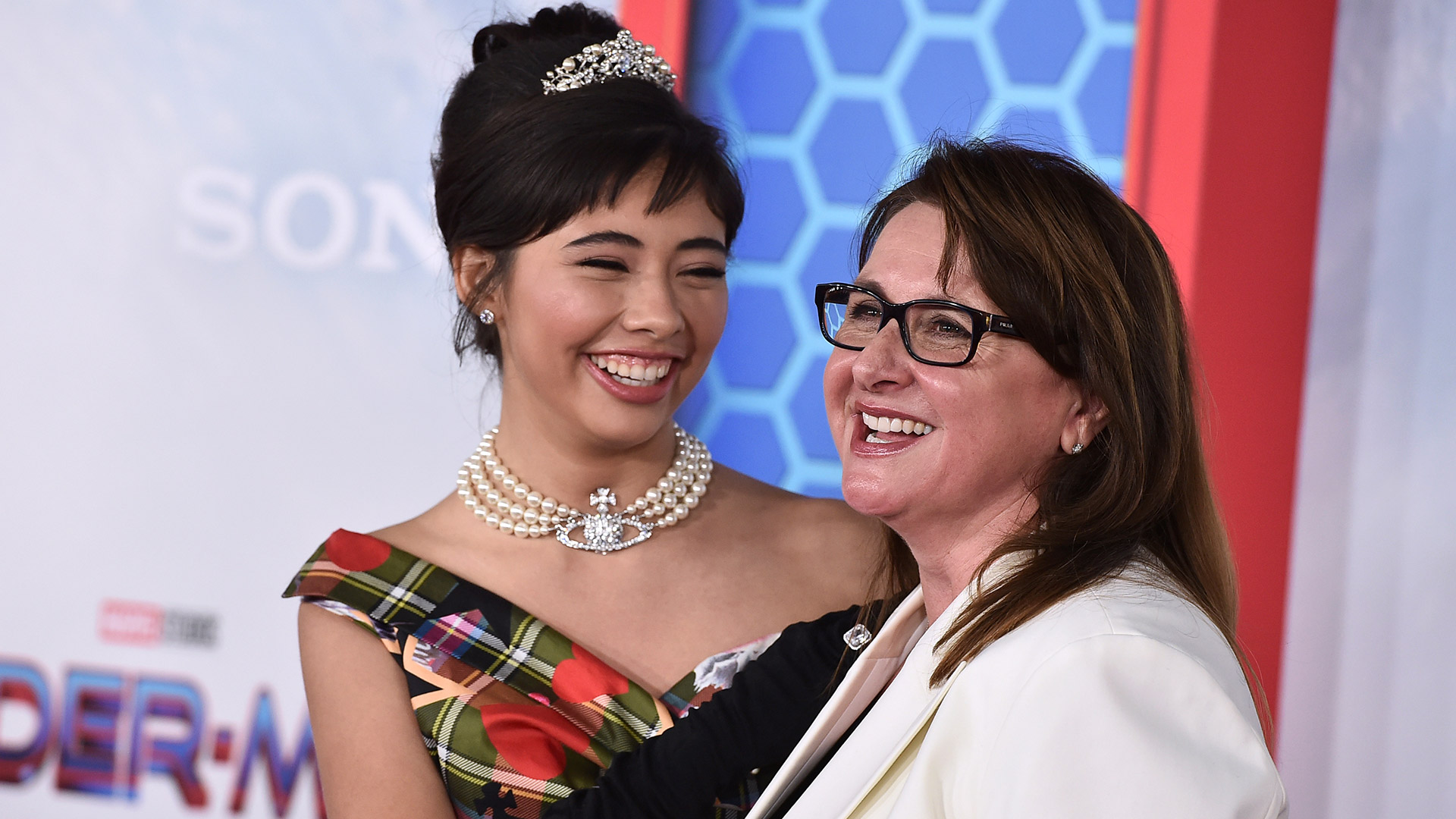 Xochitl Gomez junto a Victoria Alonso, en el estreno de "Spider-Man: No Way Home" (Foto por Jordan Strauss/Invision/AP, archivo)