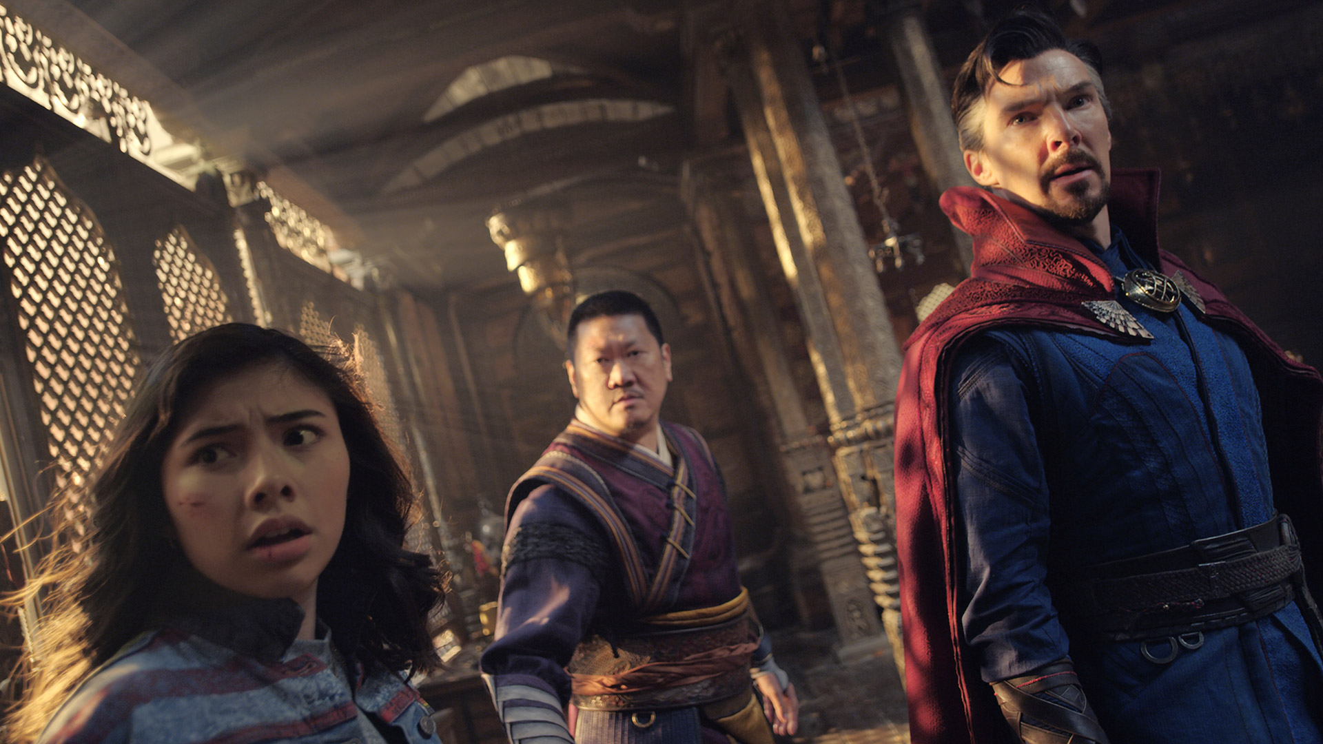 Xóchitl Gómez como América Chávez, Benedict Wong como Wong, y Benedict Cumberbatch como Dr. Stephen Strange en “Doctor Strange en el multiverso de la locura” (Marvel Studios via AP)