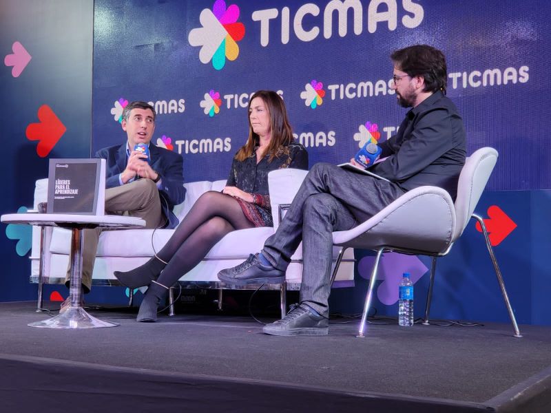 Roberto Dabusti (Axion) y Cecilia Hancevic (Fundaciones Grupo Petersen) junto a Patricio Zunini en el auditorio de Ticmas de la Feria del Libro