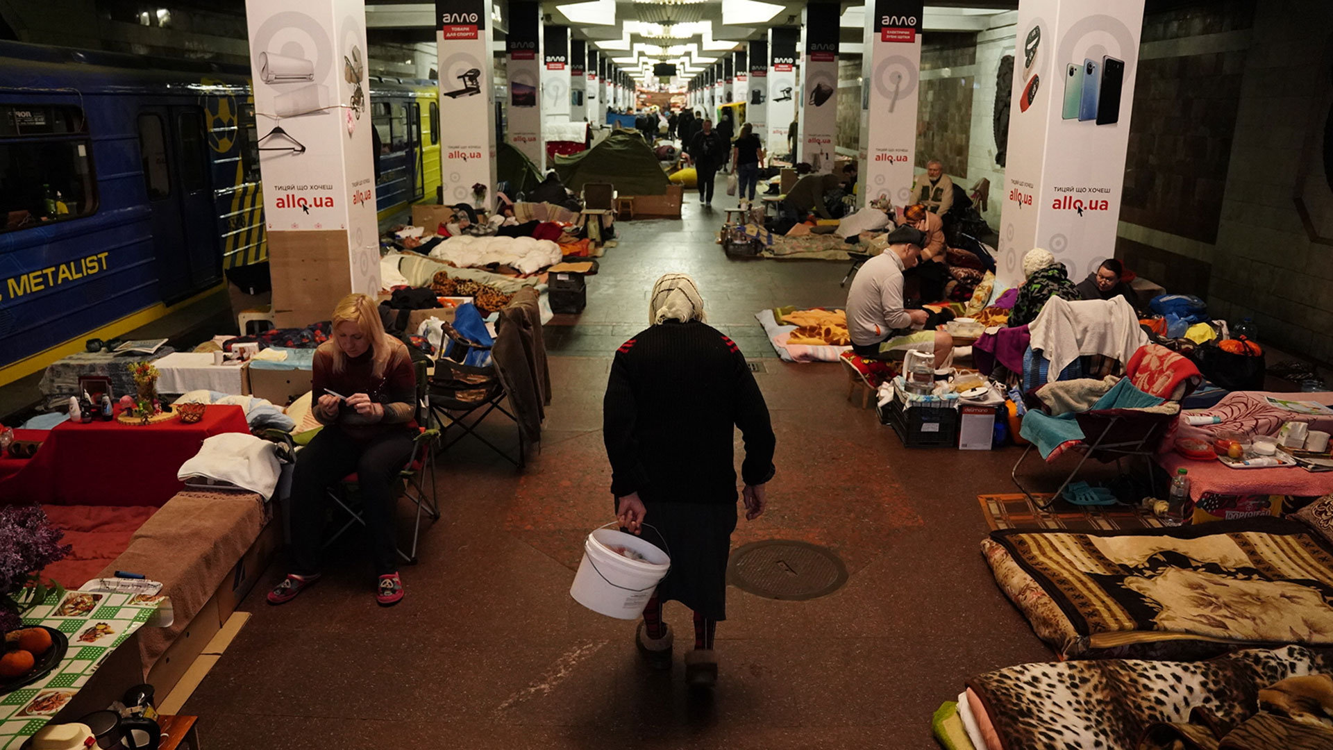 Personas viviendo en las estaciones del metro de Kharkiv en Ucrania, por los ataques rusos