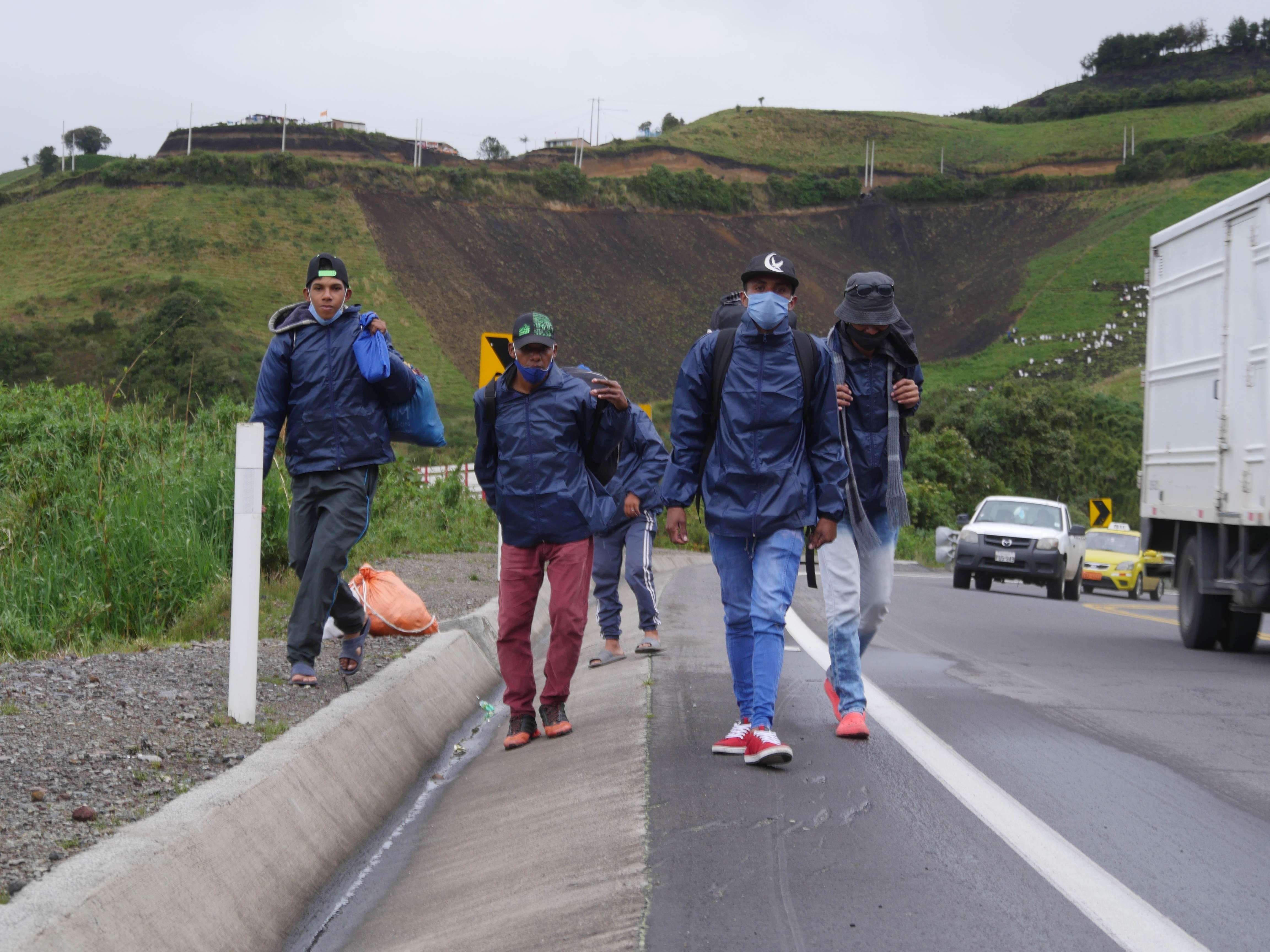 Grupos de migrantes venezolanos caminan por una carretera en la región de Tulcán (Ecuador) (EFE/ Xavier Montalvo/Archivo)