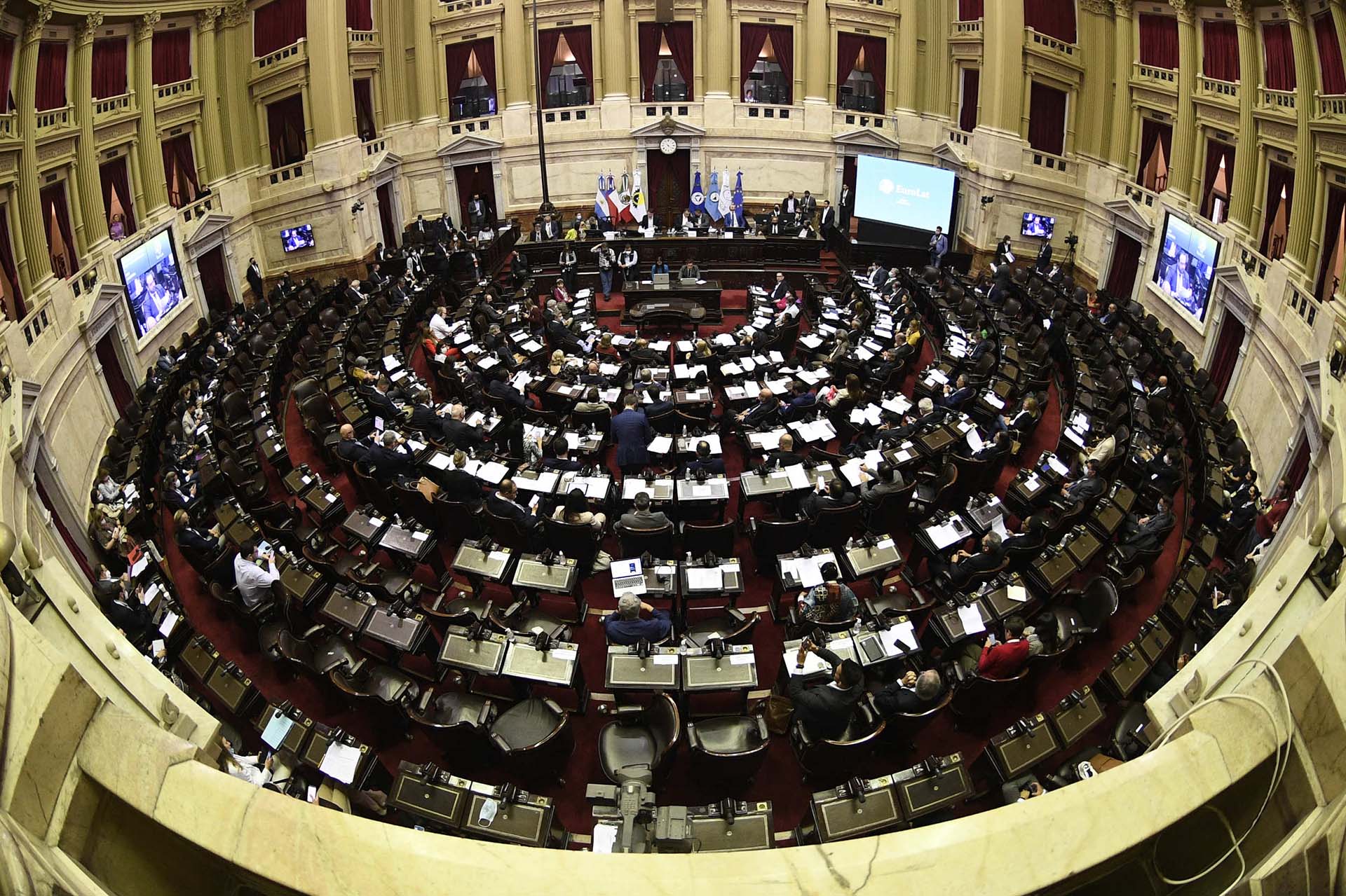 La “política” denuncia dos problemas: el Estado bobo que no audita y el Estado tierno que acaricia al electorado financiando, a puro déficit (Senado)