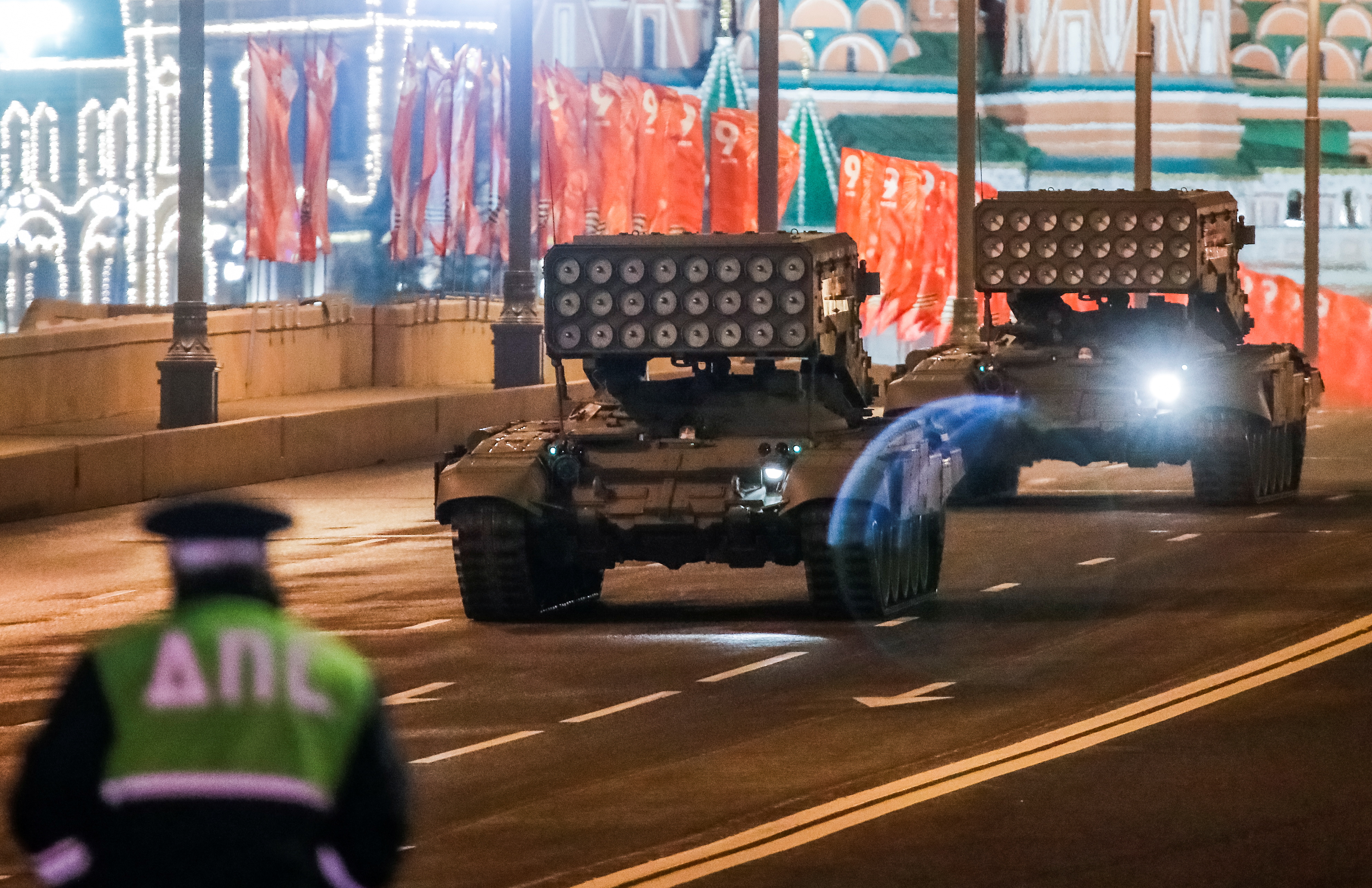 El sistema de lanzamiento de cohetes TOS-1A ruso preparandose para el último desfile del Día de la Victoria en la Plaza Roja de Moscú. Decenas de estas unidades están desplegadas en el Donbás ucraniano. REUTERS/Maxim Shemetov