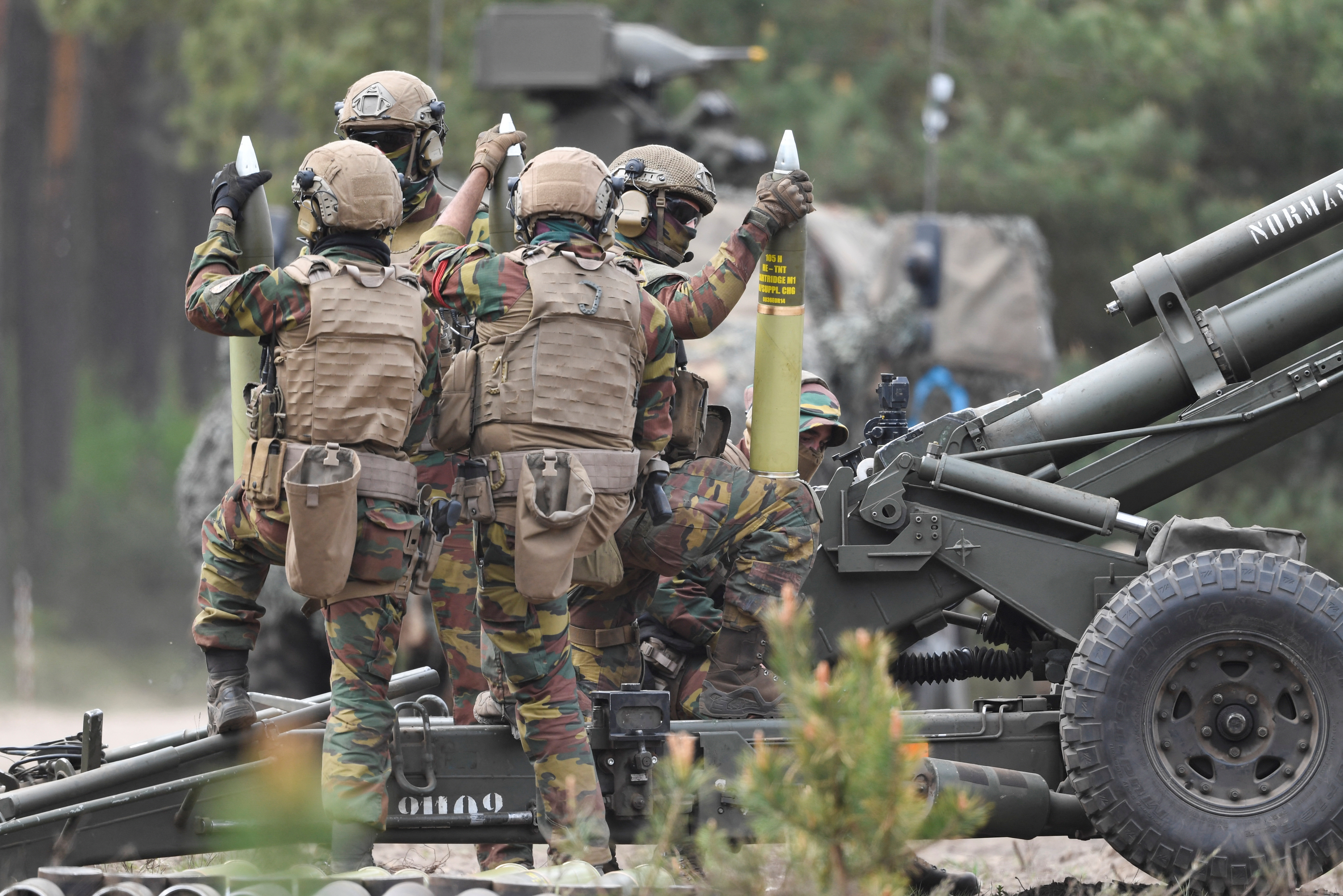 Carga de proyectiles en el sistema de defensa del tipo Howitzer del ejército alemán que fue proporcionado a Ucrania. REUTERS/Fabian Bimmer