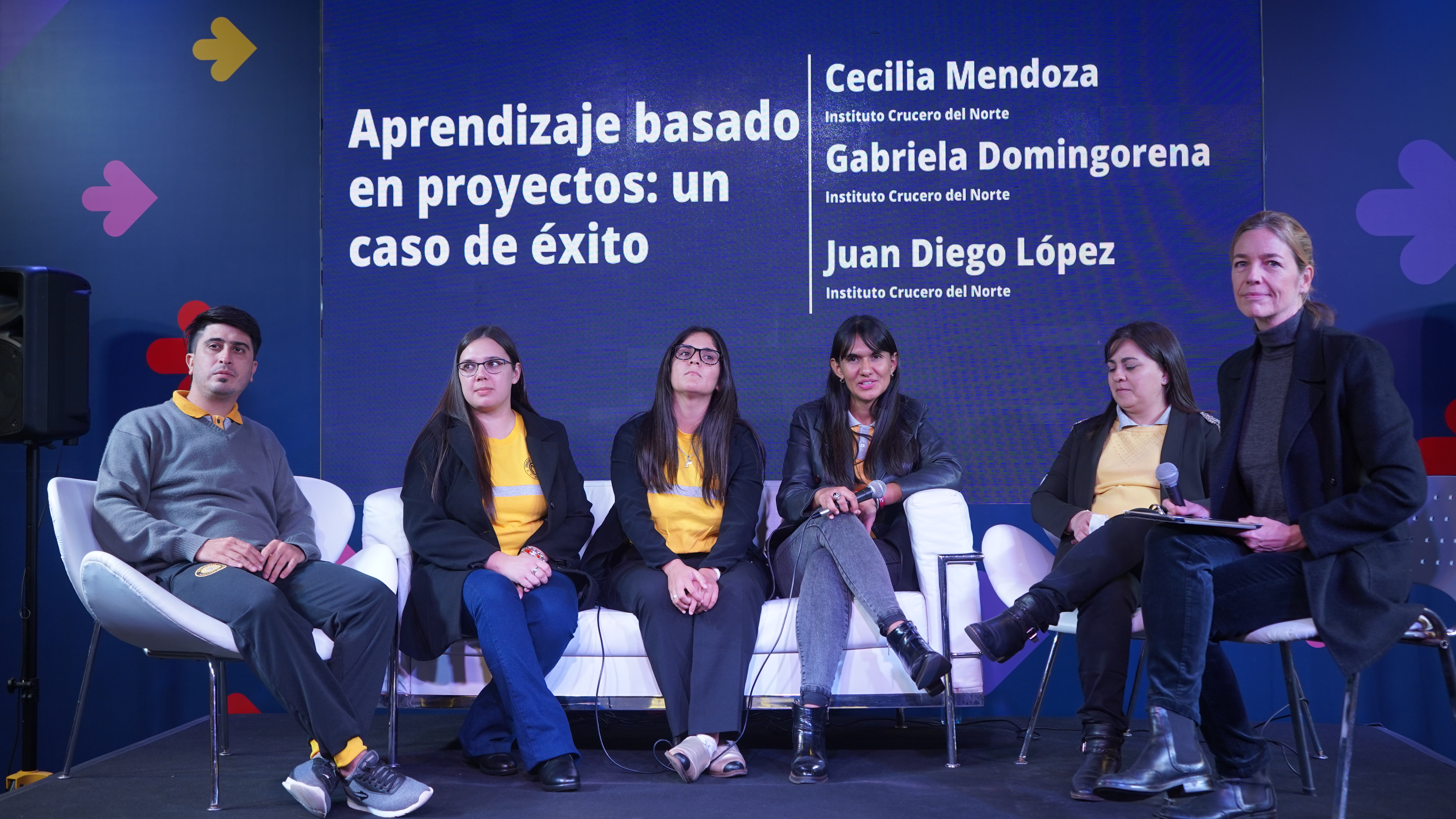 Profesores del Instituto Crucero del Norte en el auditorio de Ticmas