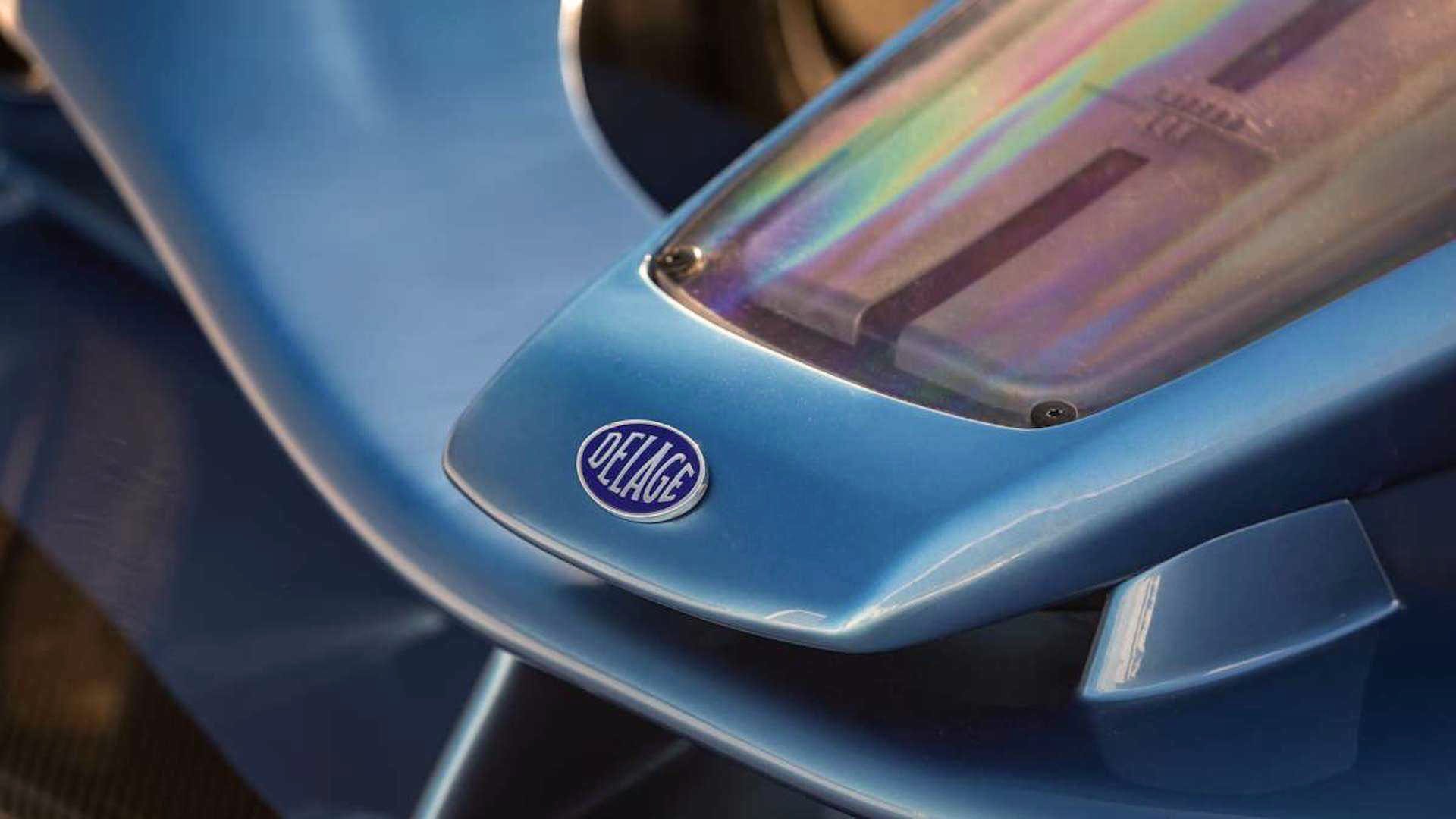 El logo es el mismo de antaño. El Delage tiene una fama de diseños alternativos y novedosos para su época y pretende repetir la historia