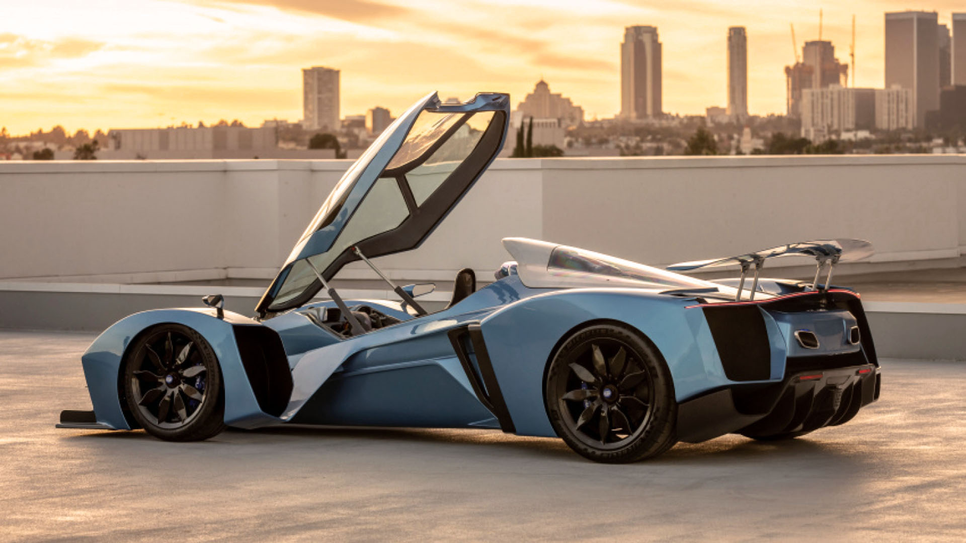 La forma de acceder a las dos plazas es levantando la cúpula de la cabina. El auto no tiene puertas