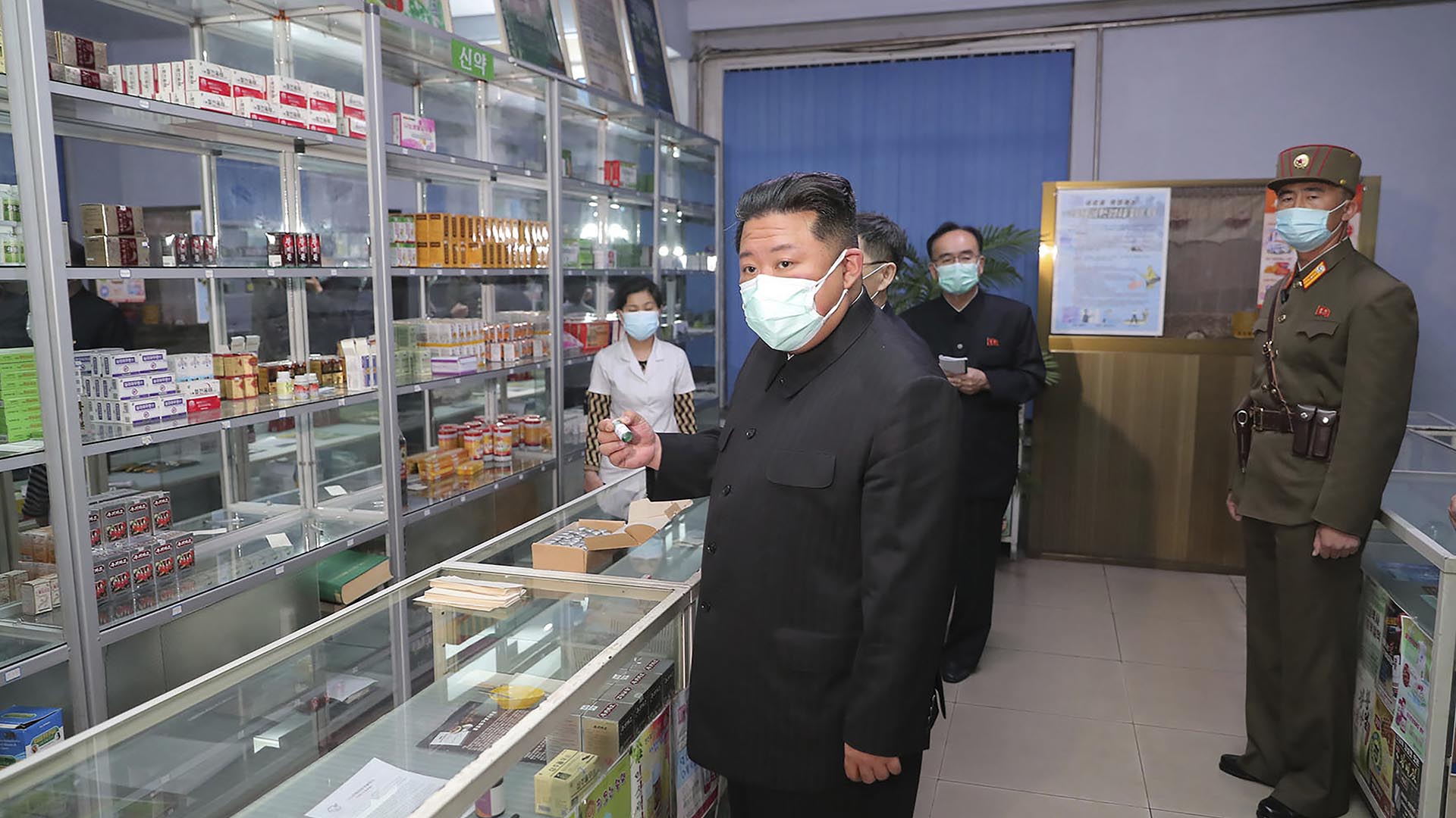 Si no se logra frenar el virus, podría tener consecuencias nefastas para Corea del Norte, considerando su sistema de atención médica que no funciona y que se cree que su gente no está vacunada. También hay desnutrición y pobreza crónica. (Agencia Central de Noticias de Corea/Servicio de Noticias de Corea vía AP)