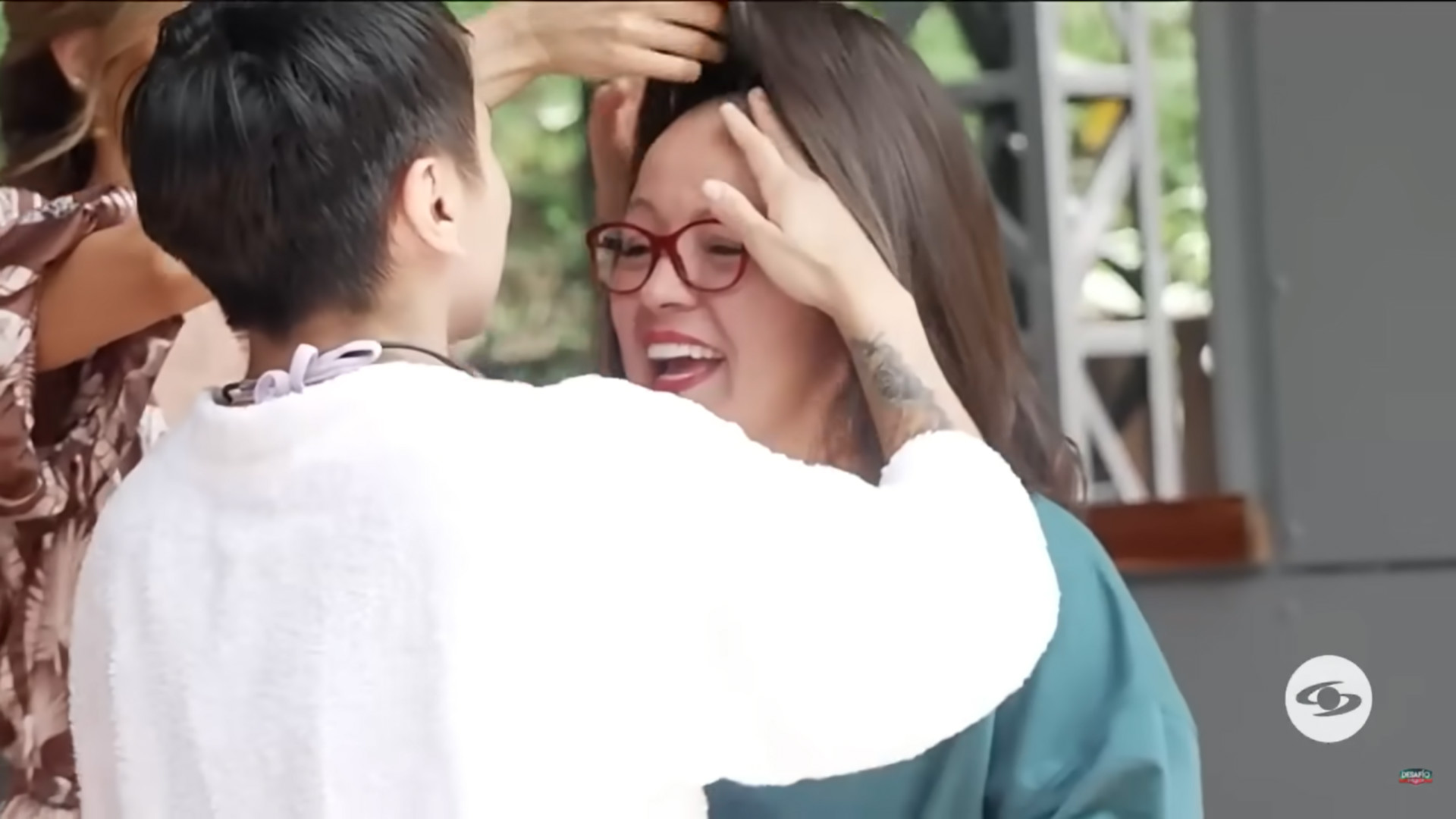 Maleja le entrega su cabello a su hermana, sobreviviente de cáncer. Captura Caracol Televisión