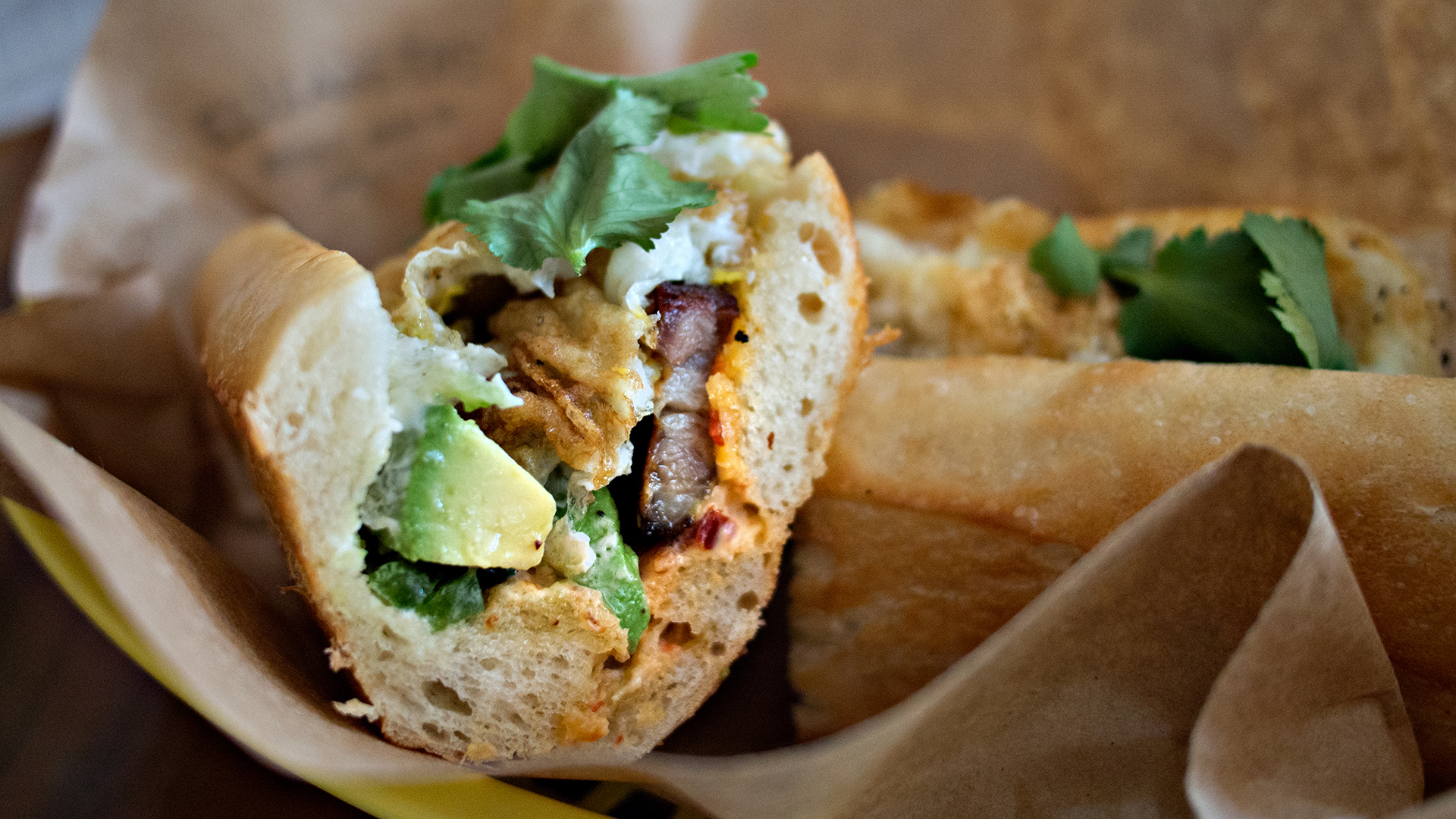 El bánh mì es un bocadillo típico de la cocina vietnamita elaborado con una baguette de pan blanco y harina de arroz (Getty Images)