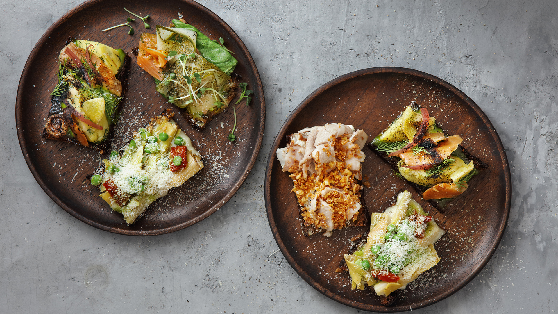 El smørrebrød es uno de los platos más característicos de la cocina danesa. El plato consiste en una rebanada de pan negro con mantequilla y diversos ingredientes fríos que se ponen a disposición del comensal (Getty Images)