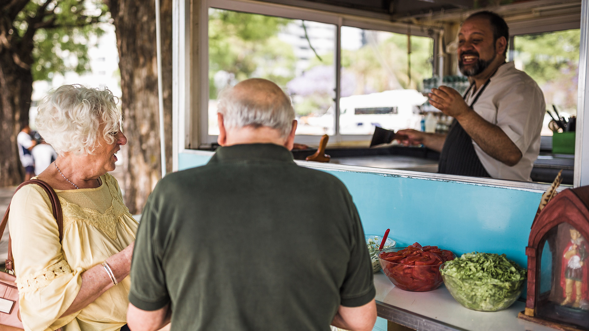 "Se cree que los orígenes de choripán se remontan a los gauchos del país, conocidos por sus asados de carne a la parrilla. Pero hoy, el sándwich informal y sustancioso se encuentra más allá de Buenos Aires y los Andes en carritos de comida, partidos de fútbol y restaurantes en toda América del Sur. Se disfruta mejor caliente a la parrilla” (Getty Images)