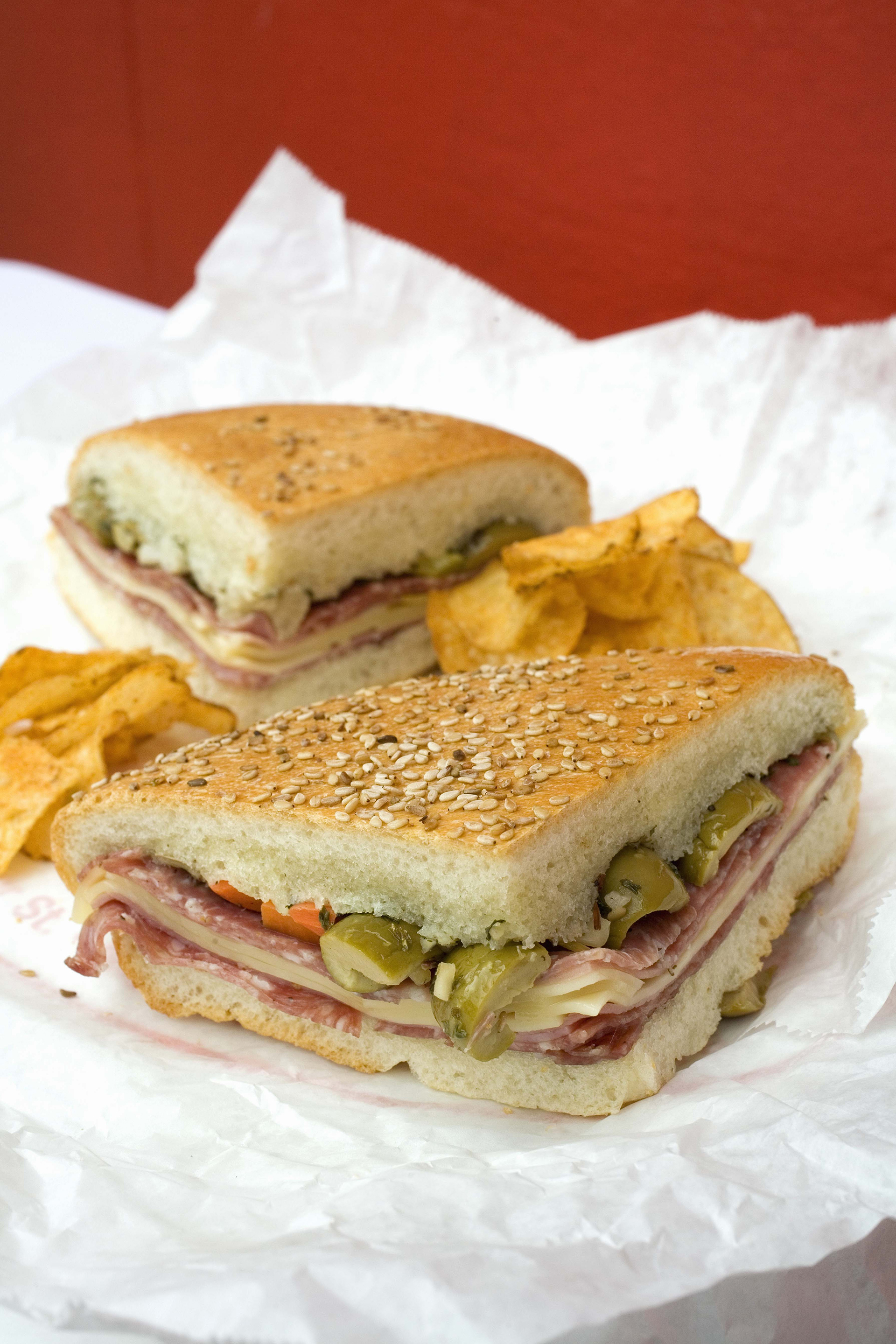El muffuletta es un tipo de pan siciliano redondo con sésamo, ​ así como también un sándwich hecho con este tipo de pan y relleno de fiambres, quesos y un tipo de ensalada de aceitunas y encurtidos, originario de Nueva Orleans (Getty Images)