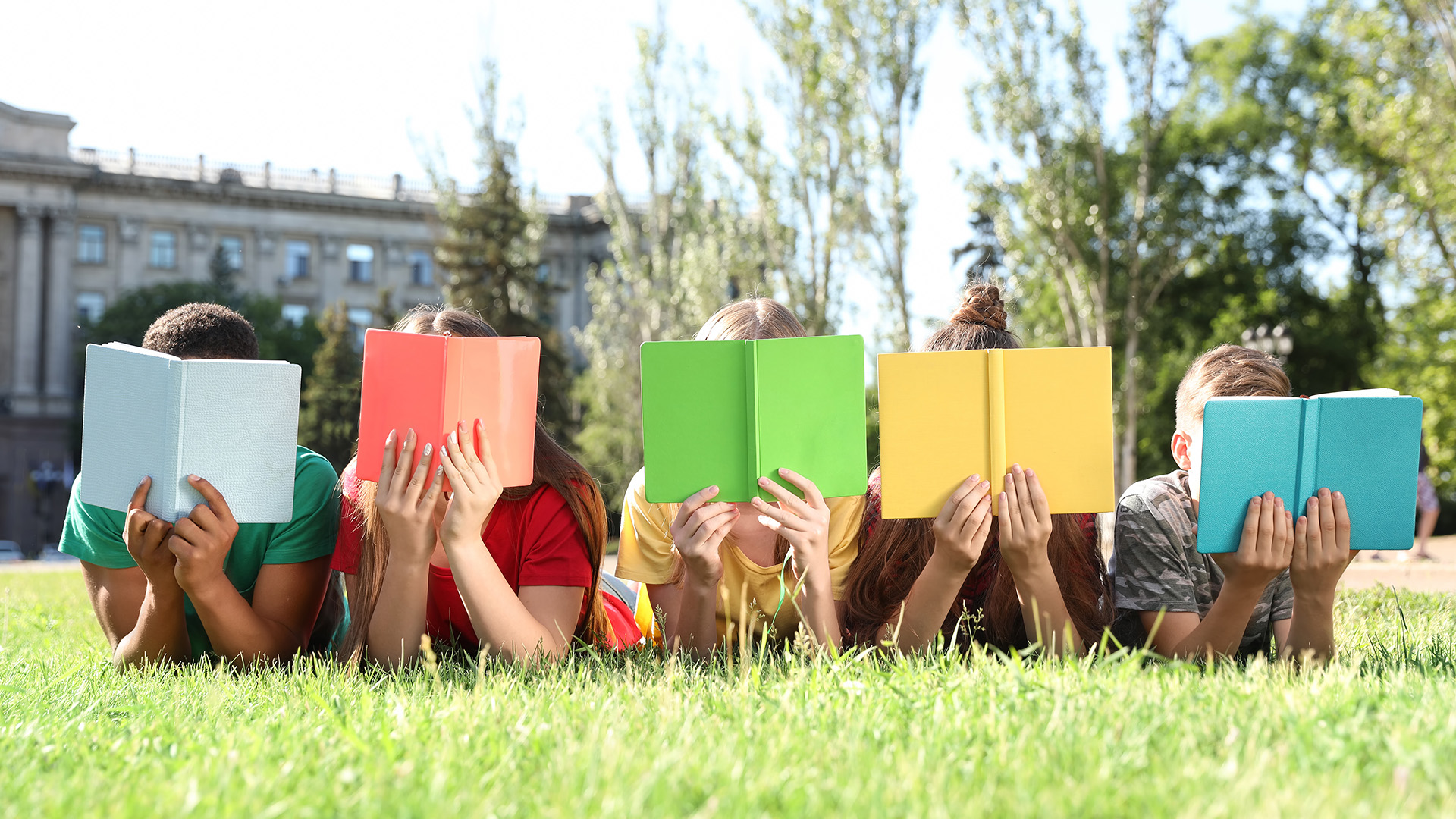 La huida se encamina hoy hacia ese otro mundo alternativo que es el de lo tangible, lo silencioso, lo próximo, lo lento