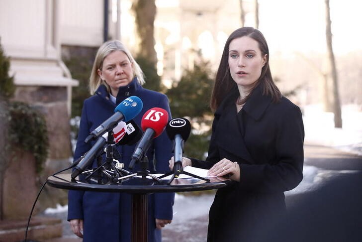 La primera ministra finlandesa, Sanna Marin (D), y su par sueca, Magdalena Andersson, ofrecen una rueda de prensa en el exterior de la residencia oficial de Kesaranta, en Helsinki, Finlandia. Roni Rekomaa/Lehtikuva/vía Reuters.