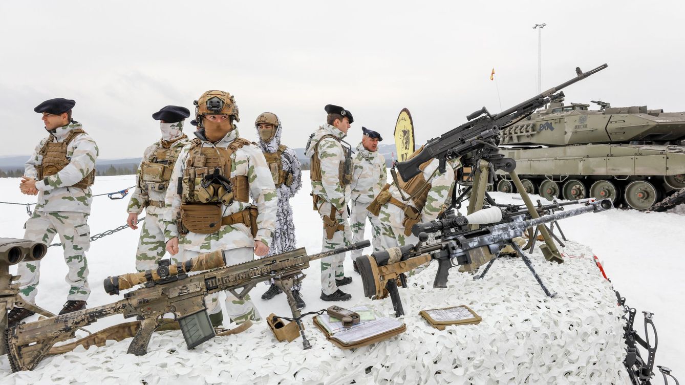 Oficiales y soldados finlandeses y suecos durante unos ejercicios militares conjuntos con la OTAN en el territorio de Finlandia dentro del Polo Ártico. (Mn. Defensa Finlandia)