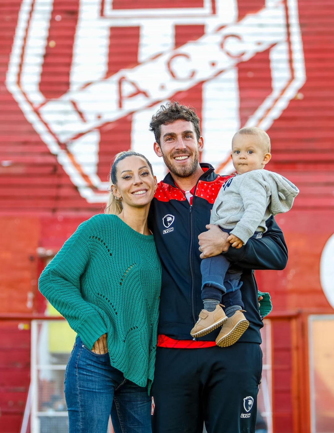 Noelia Marzol llevó a su hijo a alentar a Ramiro Arias