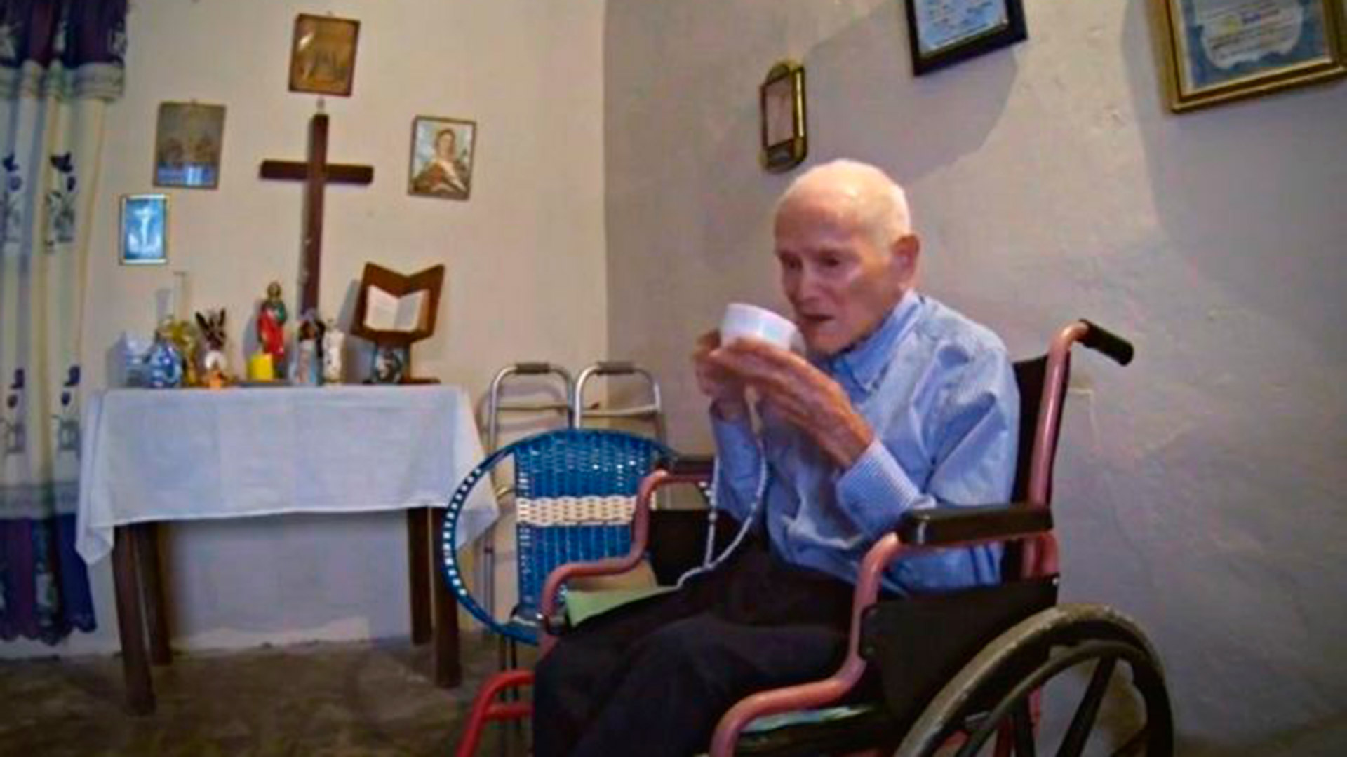 Juan Vicente Pérez tomando café en su cuarto
