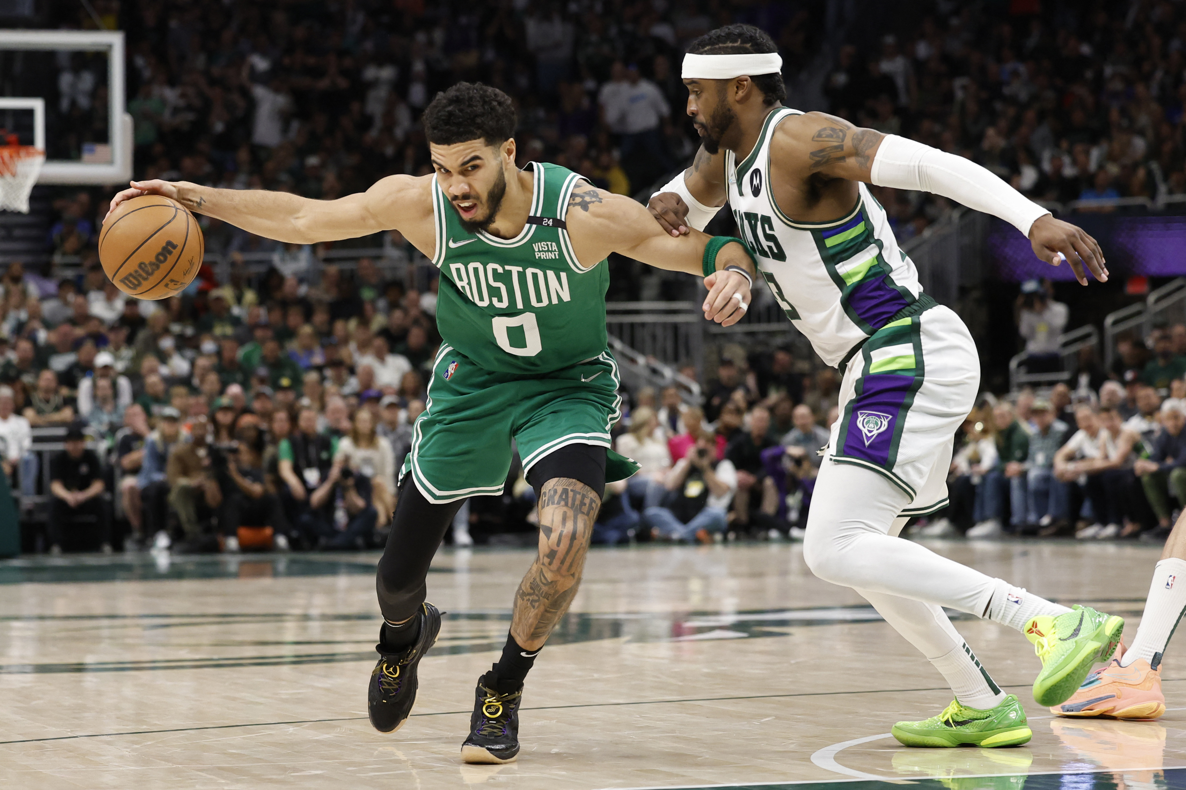 Jayson Tatum frente a la marca del jugador de Milwaukee Bucks Wesley Matthews