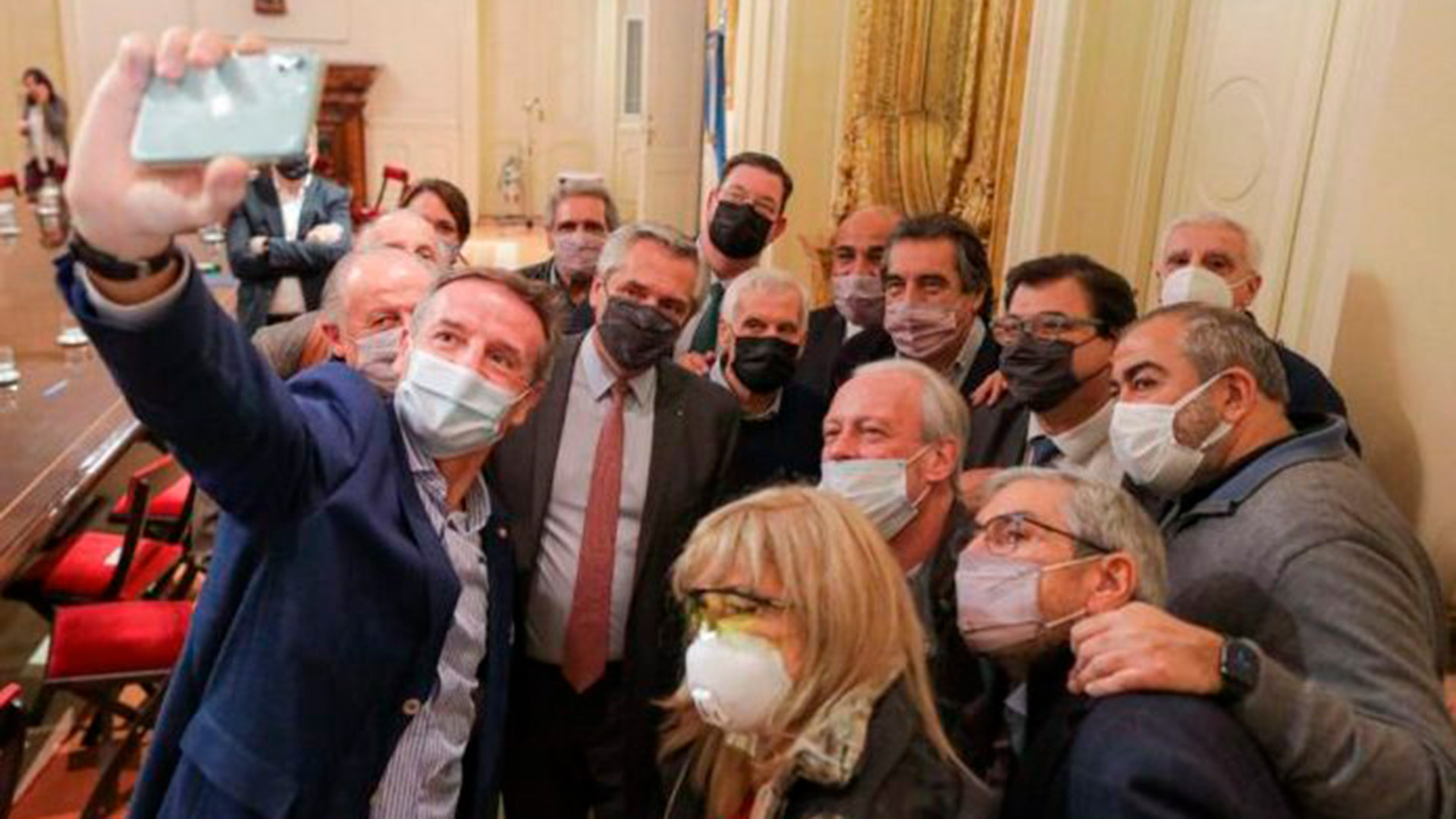 Alberto Fernández y la CGT, tras un encuentro en la Casa Rosada, en 2021