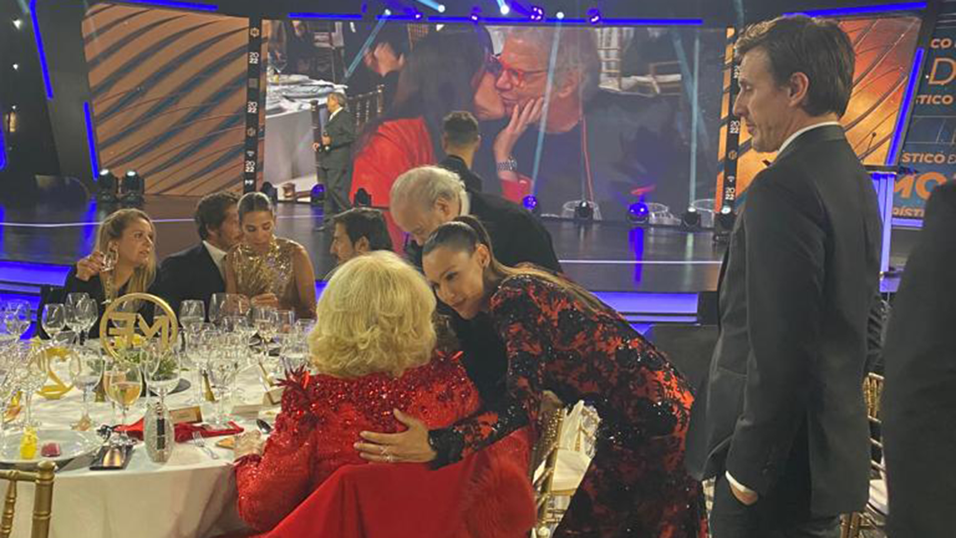 Pampita fue a saludar a Mirtha Legrand (Foto: Teleshow)