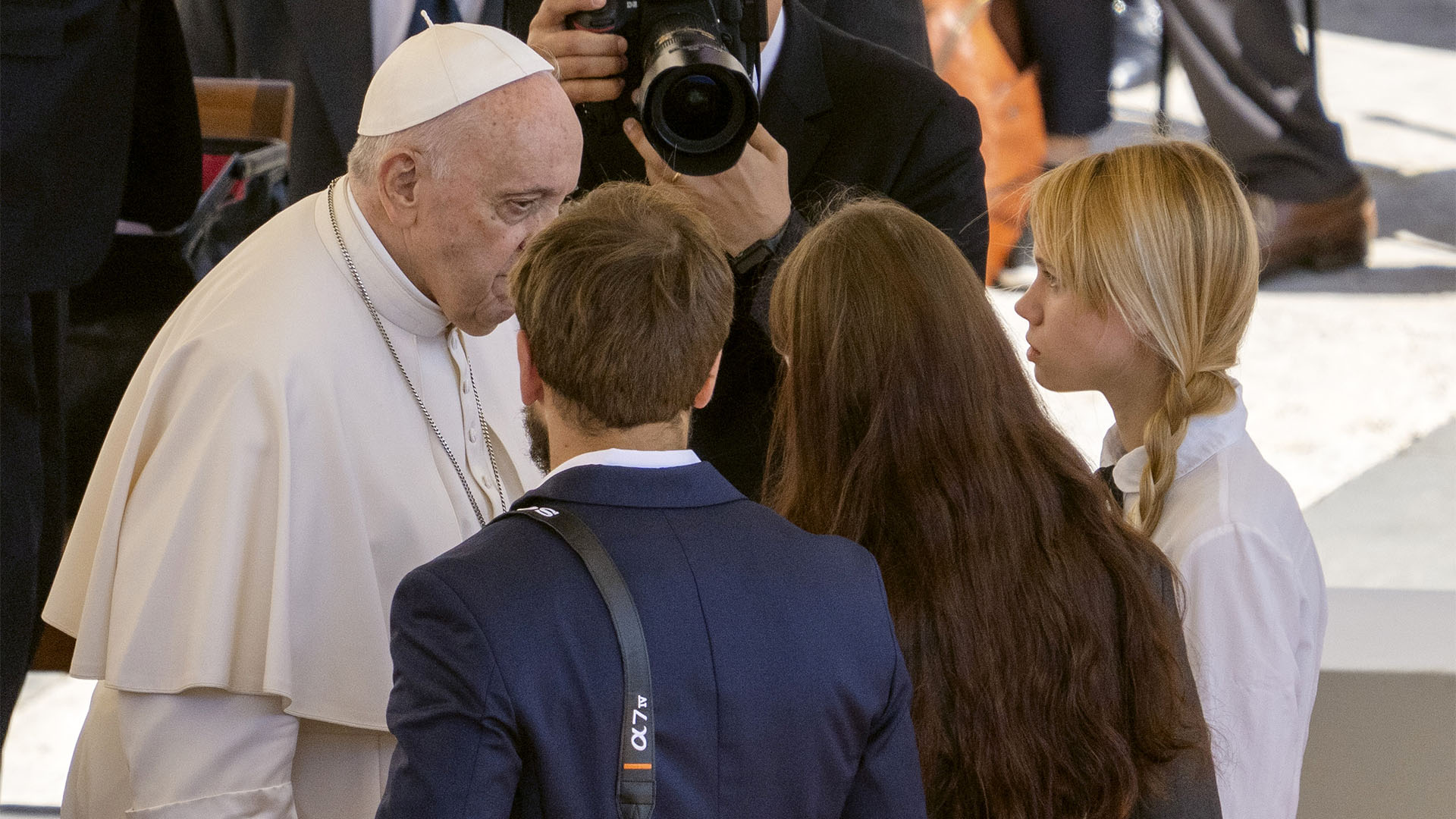 Kateryna Prokopenko, a la derecha, esposa del comandante del batallón Azov Denys Prokopenko, y Yuliia Fedosiuk, segunda desde la derecha, de Ucrania, hablan con el Papa Francisco al final de la audiencia general semanal, en la Plaza de San Pedro en el Vaticano, el miércoles 11 de mayo de 2022 (Foto AP/Domenico Stinellis, archivo)