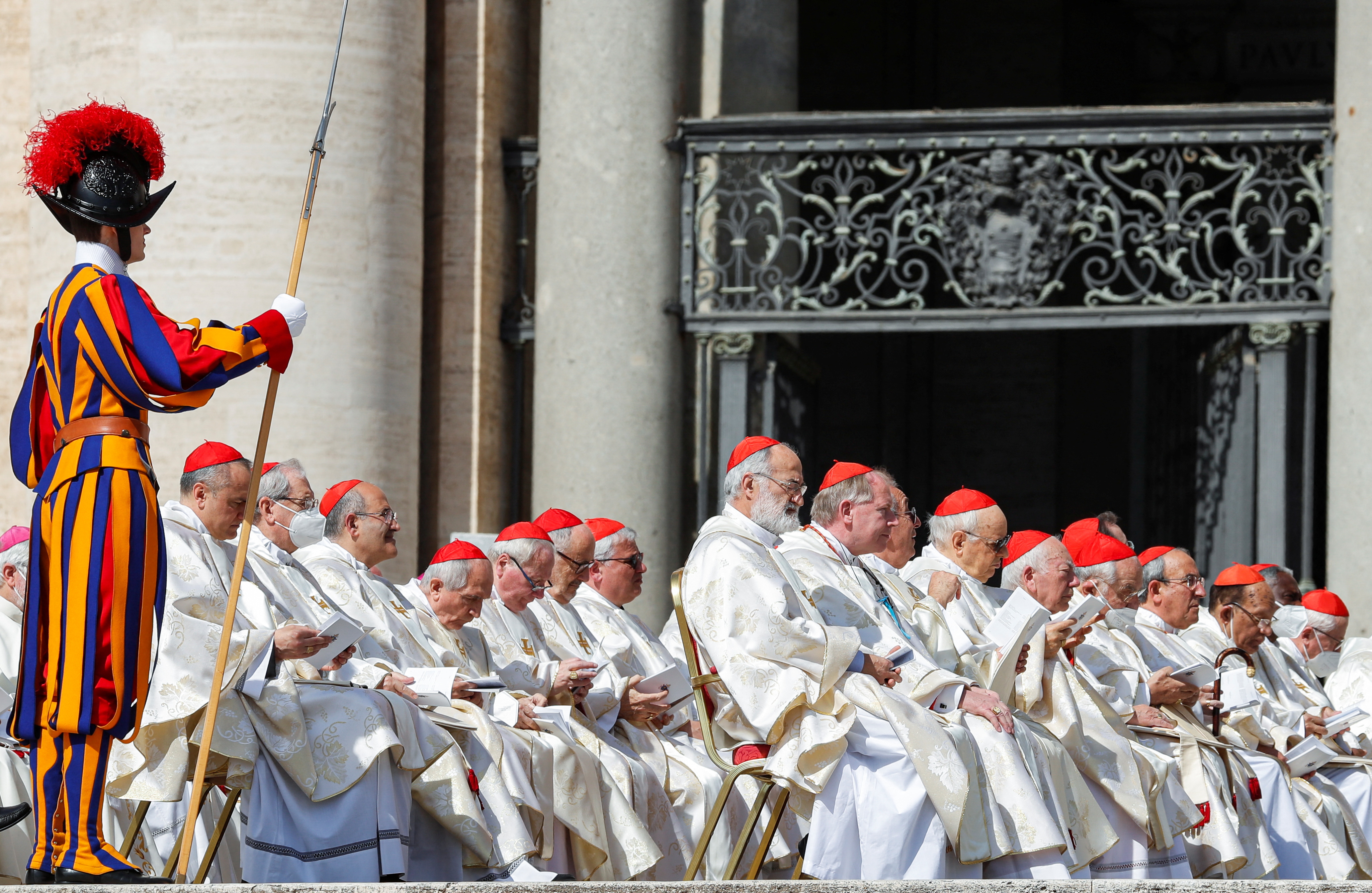 Los cardenales durante la celebración de los nuevos santos. REUTERS/Remo Casilli