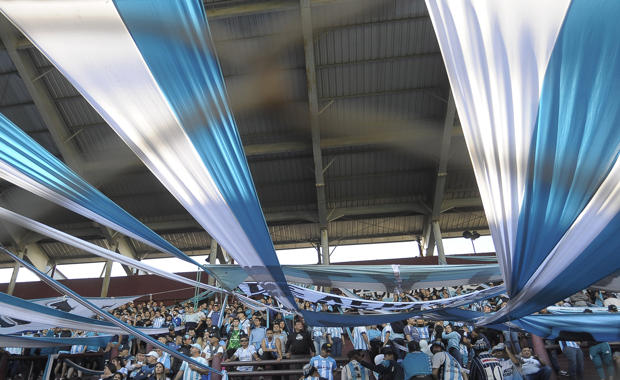 Los hinchas de Racing le dieron color y calor a la tarde en Lanús