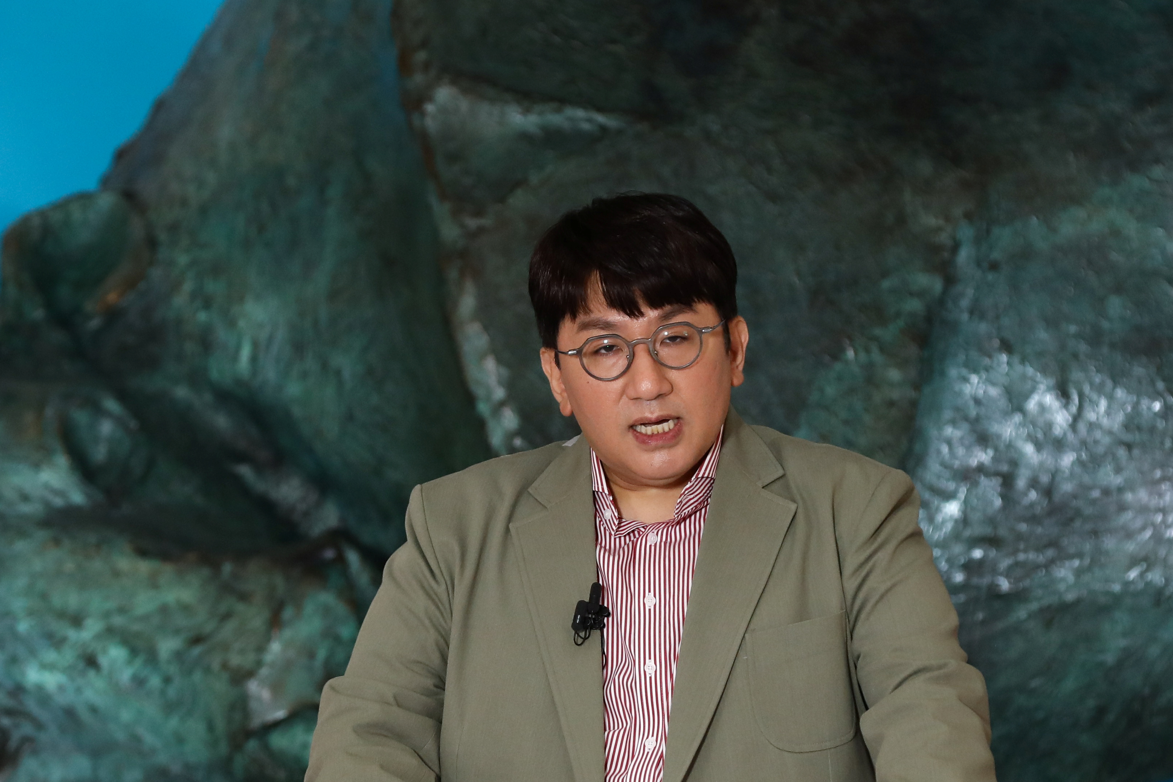 Bang Si-hyuk, fundador de Big Hit Entertainment (HYBE). habla durante la ceremonia de oferta pública inicial de la compañía en la Bolsa de Valores de Corea en Seúl, Corea del Sur, el jueves 15 de octubre de 2020. SeongJoon Cho/Pool vía REUTERS