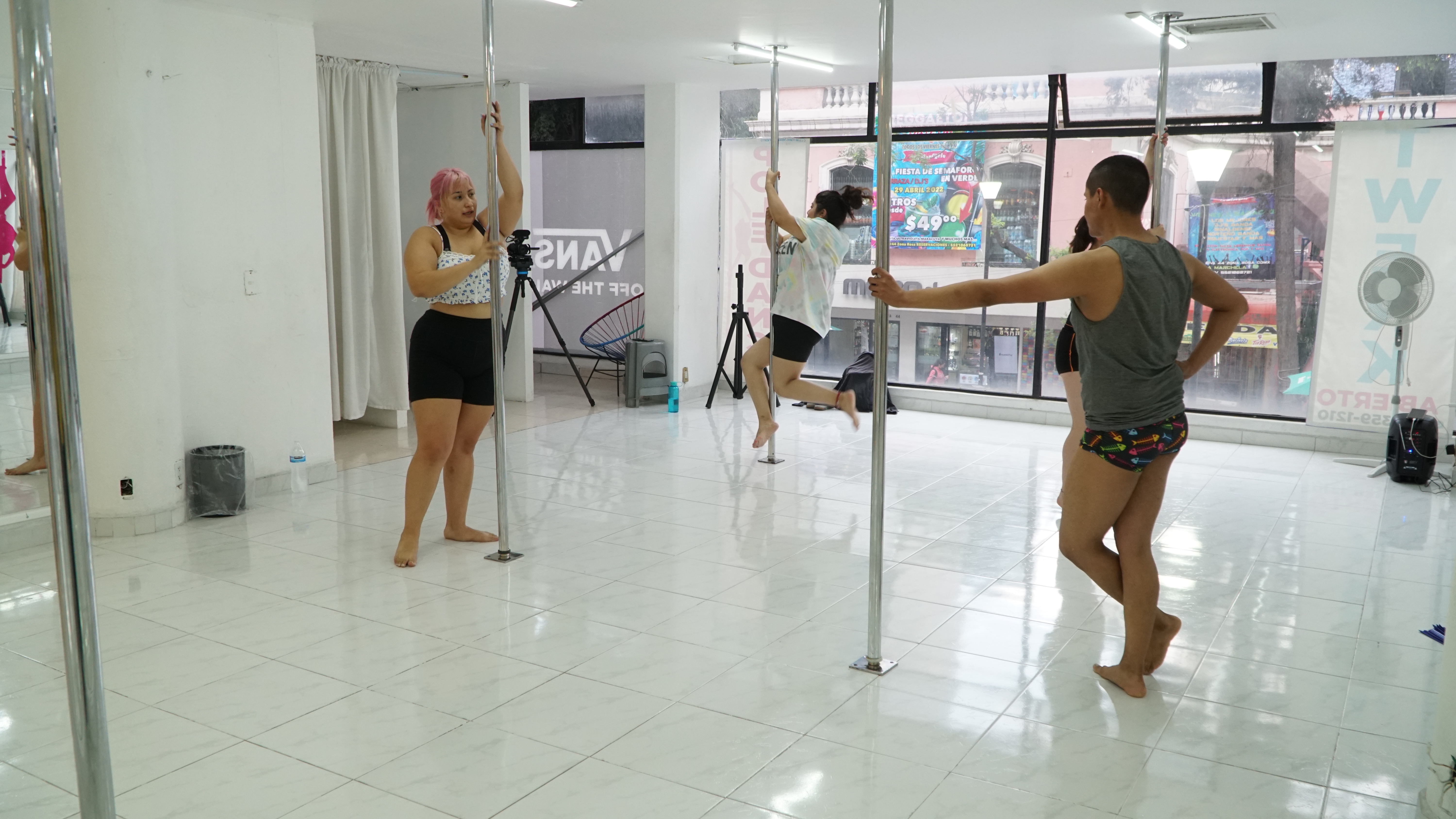 Ciudad de México jueves 28 de abril. Clase de Pole Dance de Ivanovich Jaramillo en Zona Rosa. Foto: Lalo Cano Infobae México