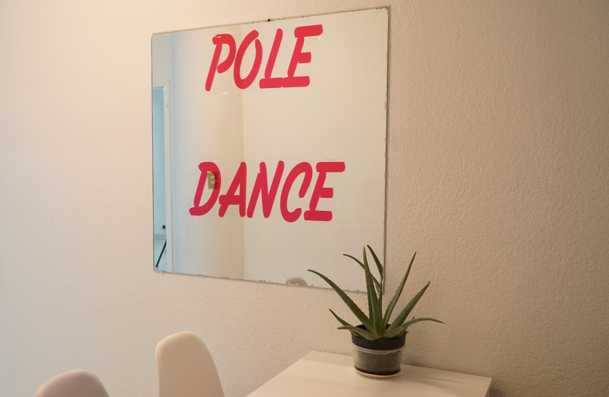 Ciudad de México jueves 28 de abril. Clase de Pole Dance de Ivanovich Jaramillo en Zona Rosa. Foto: Lalo Cano Infobae México