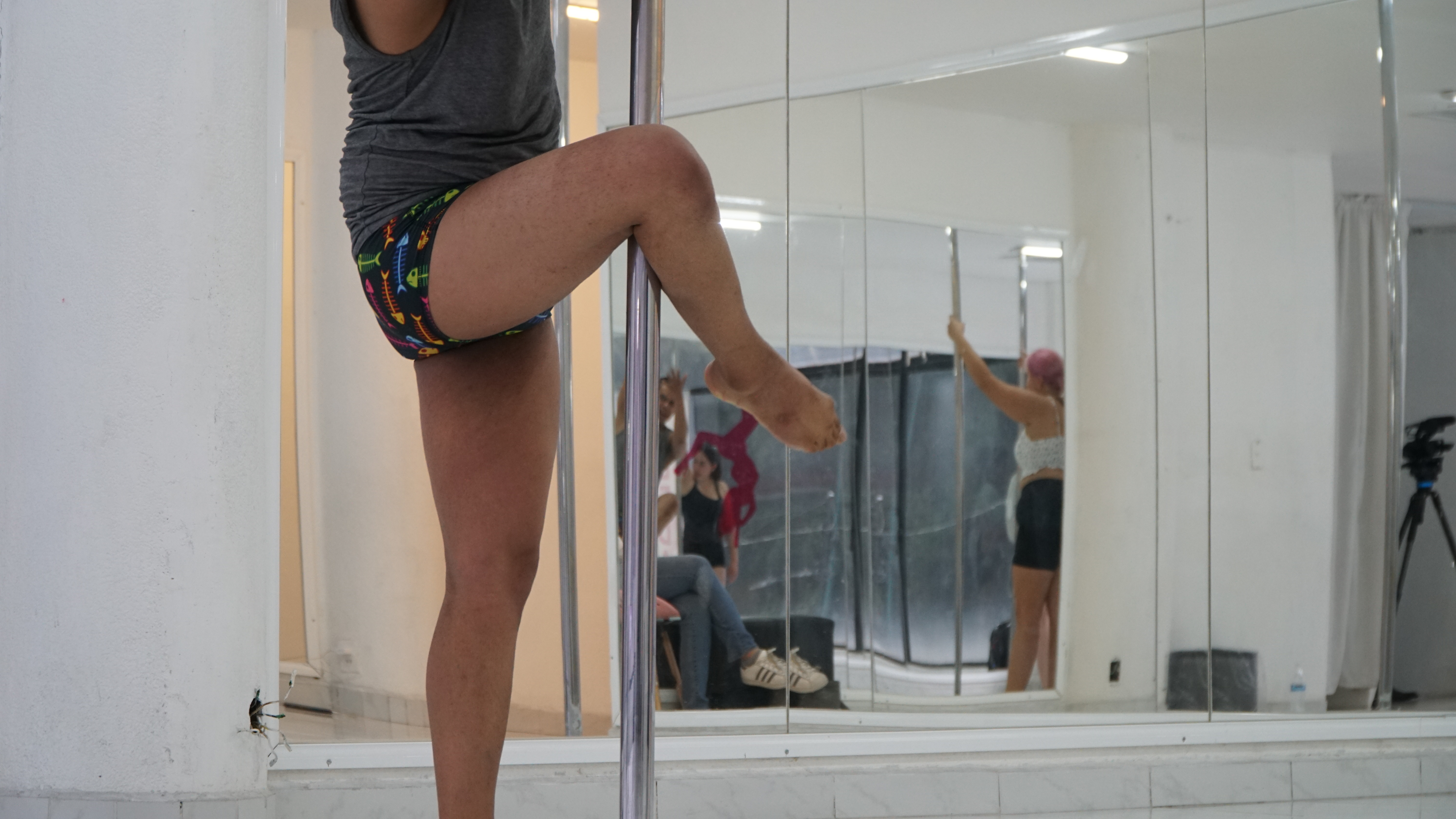 Ciudad de México jueves 28 de abril. Clase de Pole Dance de Ivanovich Jaramillo en Zona Rosa. Foto: Lalo Cano Infobae México