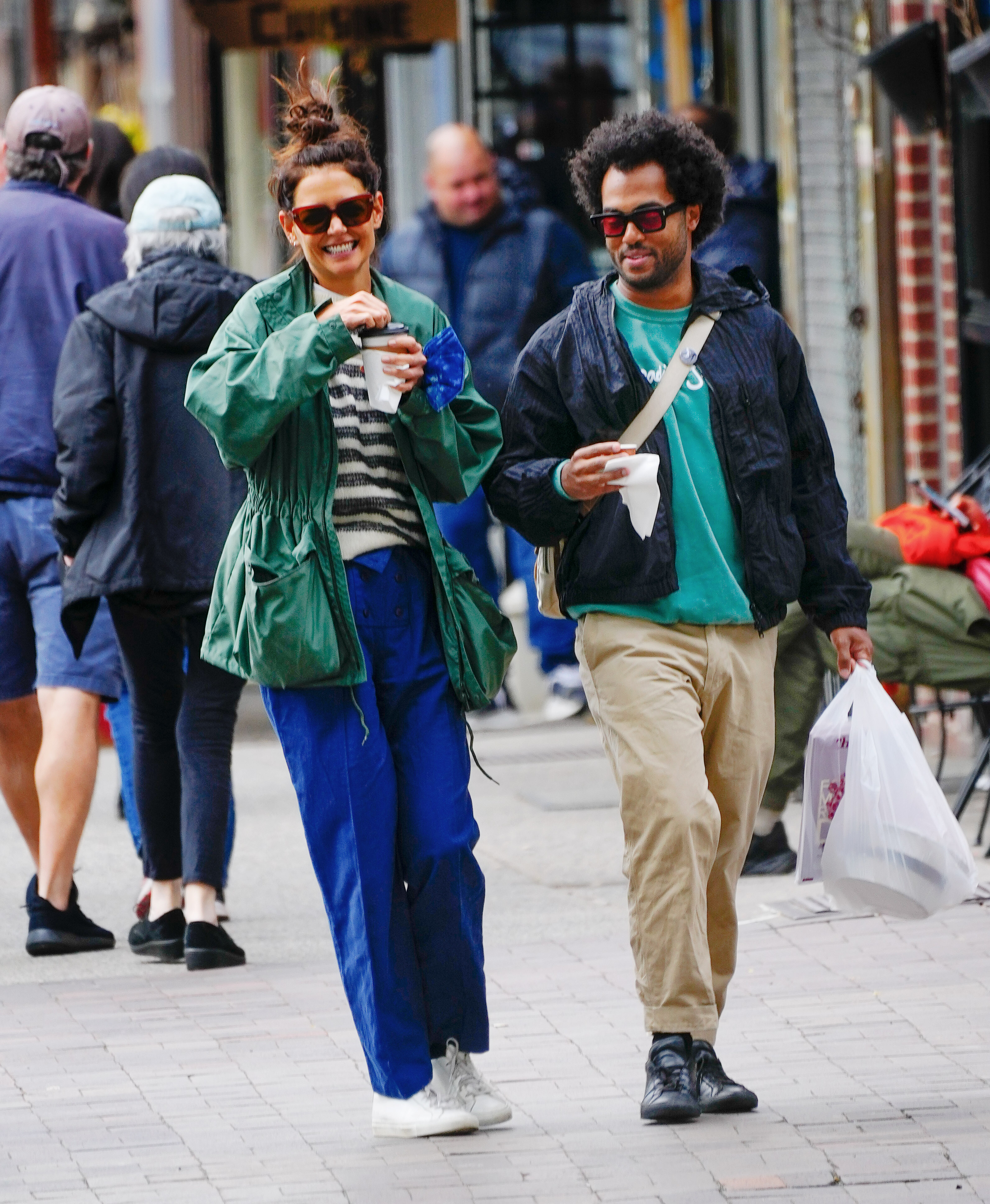 Romántico paseo. Katie Holmes y su nuevo novio, Bobby Wooten, se mostraron juntos por las calles de Nueva York: primero anduvieron en bicicleta, luego se sentaron en la mesa de un bar al aire libre y siguieron su camino con las bebidas en sus manos
