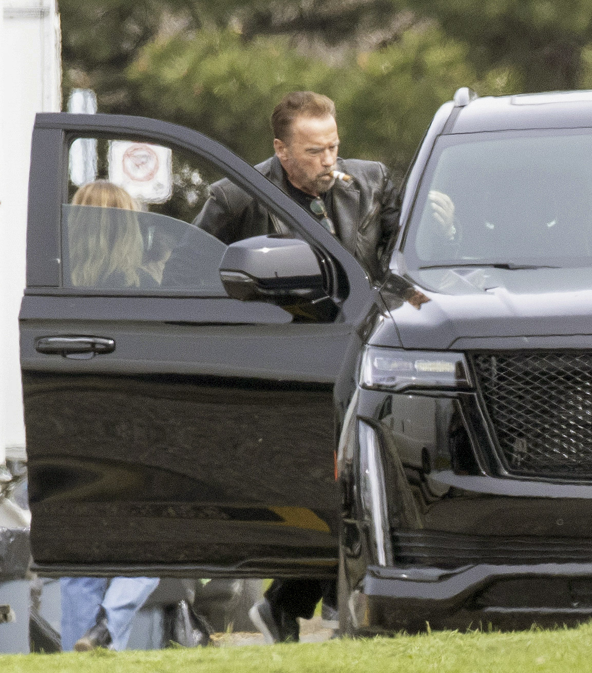 Día de trabajo. Arnold Schwarzenegger fue fotografiado en el set de filmación de "UTAP", cuyo rodaje se lleva a cabo en Canadá. Vestía un pantalón de vestir y saco negro, que combinó con una remera clásica