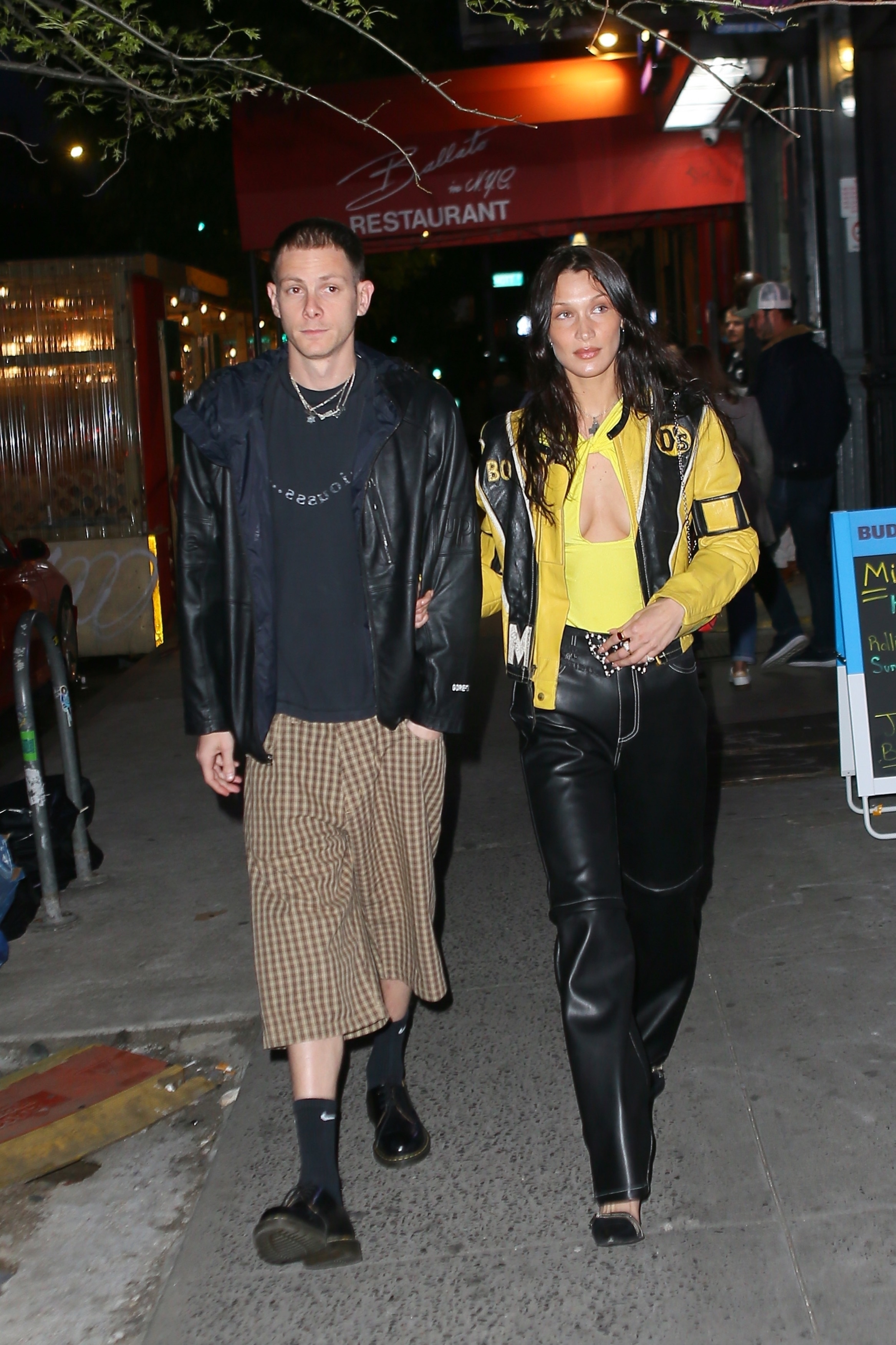 Noche de festejo. Bella Hadid celebró el cumpleaños de su novio Mark Kalman en un salón privado de Nueva York. Antes, habían ido a comer a un exclusivo restaurante. Para ello, lució un pantalón negro y una remera amarilla que combinó con su campera de cuero y una cartera roja (Fotos: The Grosby Group)