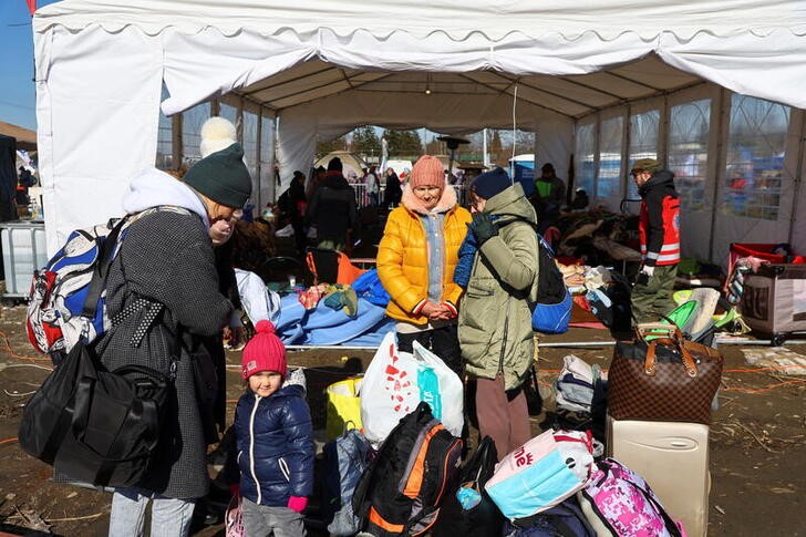 Foto del viernes de ucranianos que huyen de la guerra en el puesto de control fronterizo de Medyka, Polonia