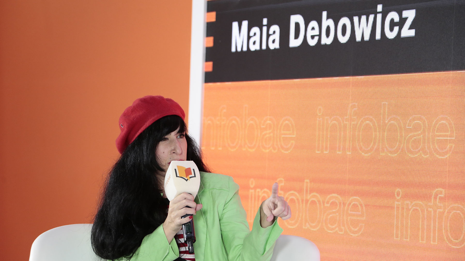 Fanática de Alf, Debowicz llegó con su flamante libro al stand de Infobae Leamos. / Crédito: Luciano González