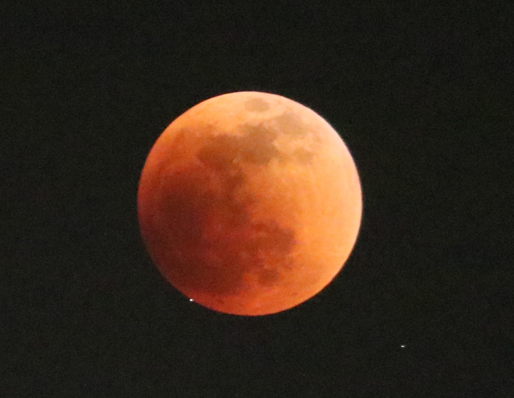 El eclipse lunar total, que inicio en la noche del domingo y culminó en la madrugada del lunes, pudo ser visto en todo el país. FOTO: MARGARITO PÉREZ RETANA / CUARTOSCURO.COM