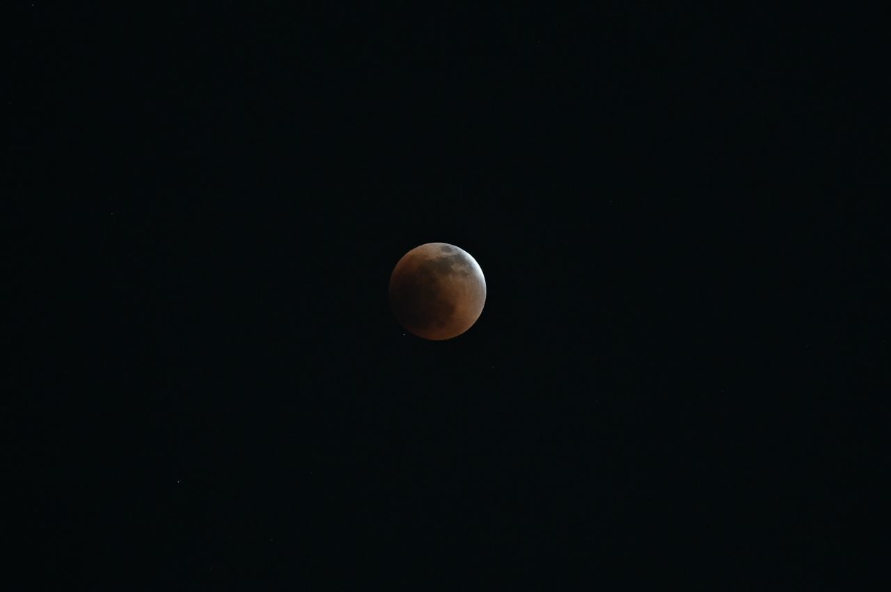 Este domingo 15 de mayo pudo verse desde México uno de los pocos fenómenos astronómicos que se mostrarán de este lado del mundo FOTO: DANIEL AUGUSTO /CUARTOSCURO.COM